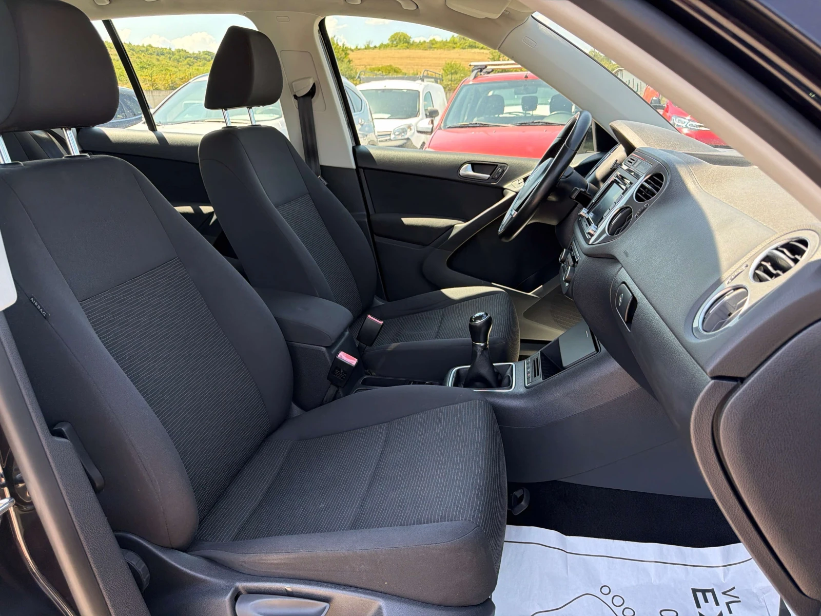 VW Tiguan 1.4i 122кс РЕАЛНИ КМ / 1 - СОБСТВЕНИК / БЕЗ РЪЖДА, снимка 8 - Автомобили и джипове - 55897187