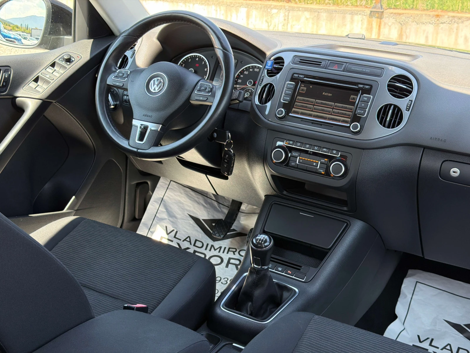 VW Tiguan 1.4i 122кс РЕАЛНИ КМ / 1 - СОБСТВЕНИК / БЕЗ РЪЖДА, снимка 14 - Автомобили и джипове - 55897187