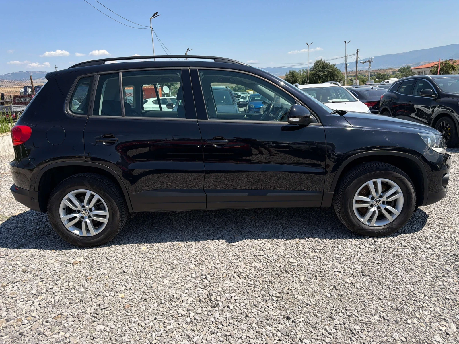 VW Tiguan 1.4i 122кс РЕАЛНИ КМ / 1 - СОБСТВЕНИК / БЕЗ РЪЖДА, снимка 2 - Автомобили и джипове - 55897187