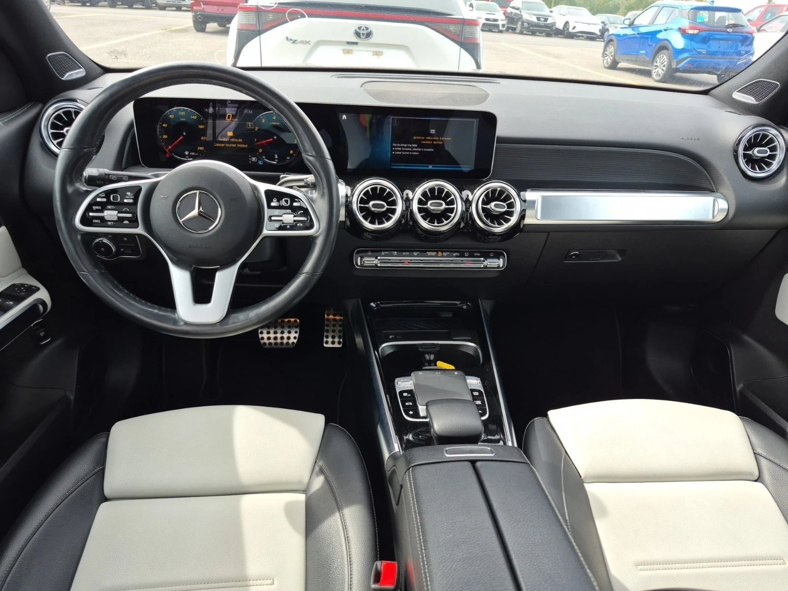 Mercedes-Benz GLB 250 АМГ ПАКЕТ/CARFAX/ПОДГРЕВ/ПАНО/АМБИЕНТ/ФИНАНСИРАНЕ, снимка 10 - Автомобили и джипове - 56088476