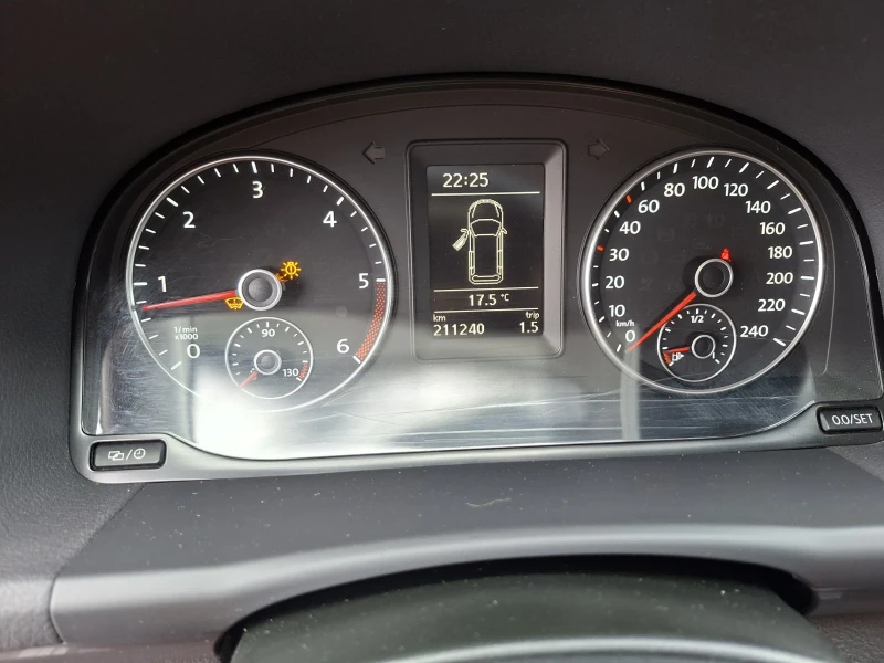 VW Touran 1.6 TDI , снимка 16 - Автомобили и джипове - 52127442