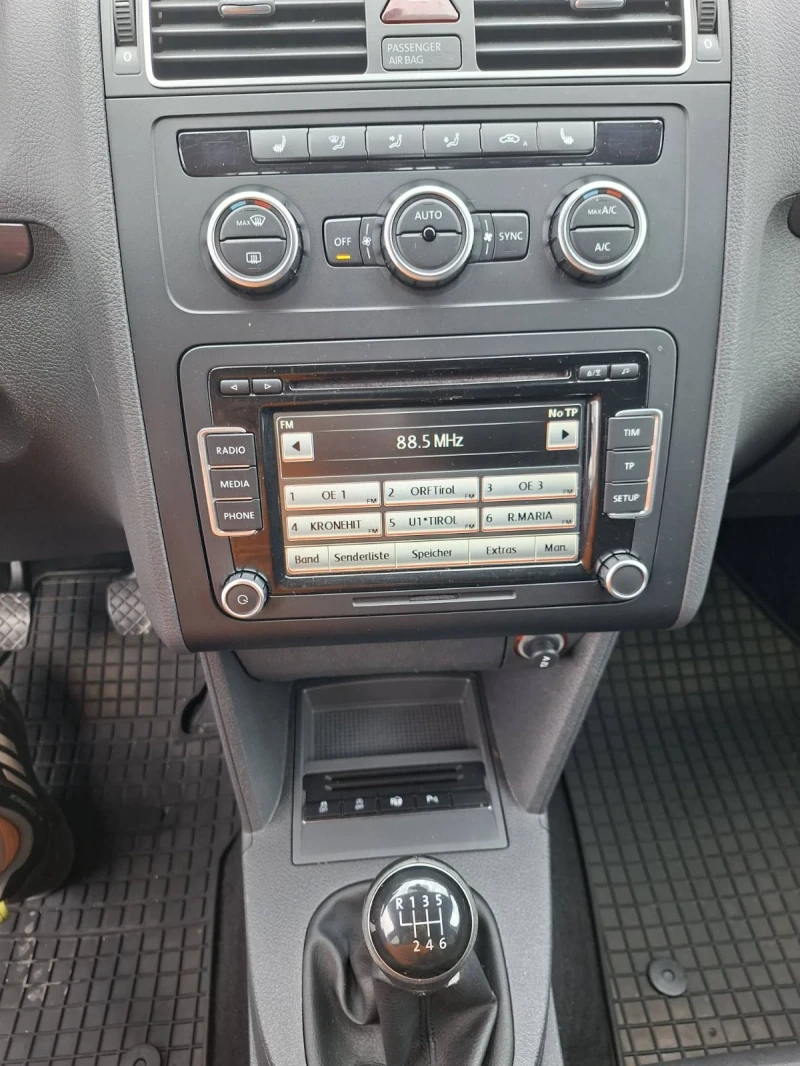 VW Touran 1.6 TDI , снимка 13 - Автомобили и джипове - 52127442