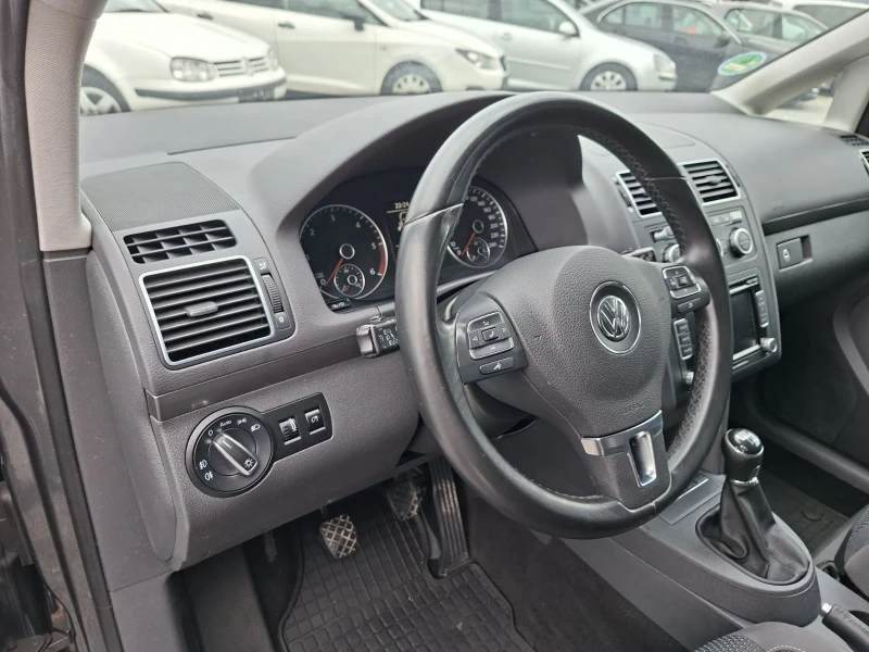 VW Touran 1.6 TDI , снимка 10 - Автомобили и джипове - 52127442