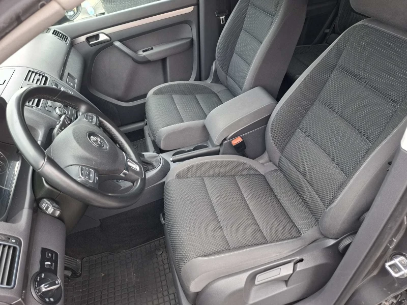 VW Touran 1.6 TDI , снимка 9 - Автомобили и джипове - 52127442