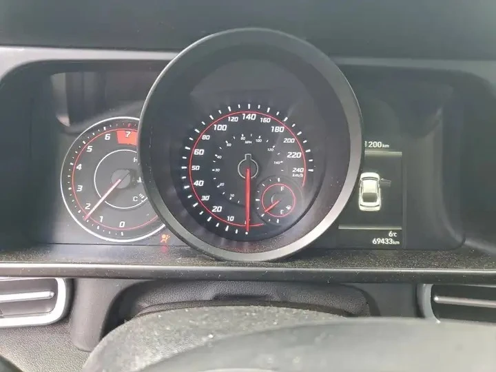 Hyundai Elantra Automatic, снимка 3 - Автомобили и джипове - 56010842