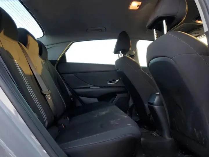 Hyundai Elantra Automatic, снимка 11 - Автомобили и джипове - 56010842
