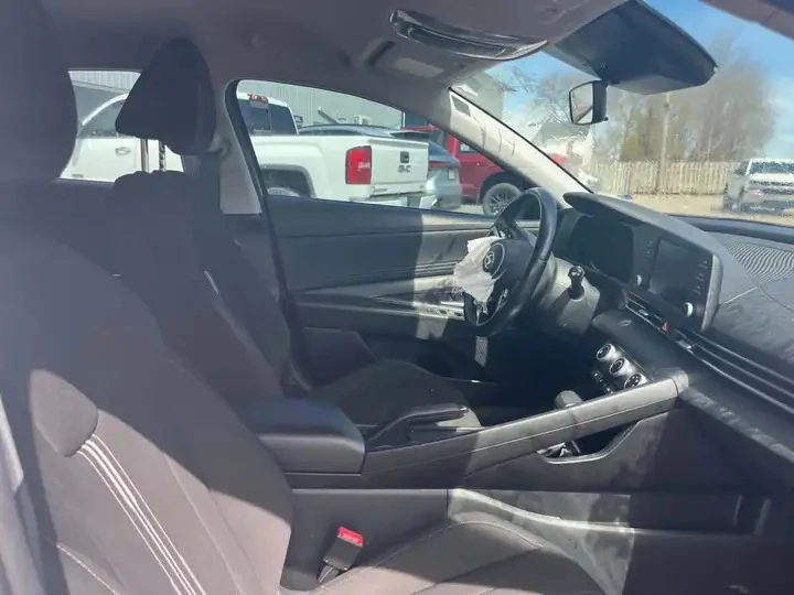 Hyundai Elantra Automatic, снимка 17 - Автомобили и джипове - 56010842