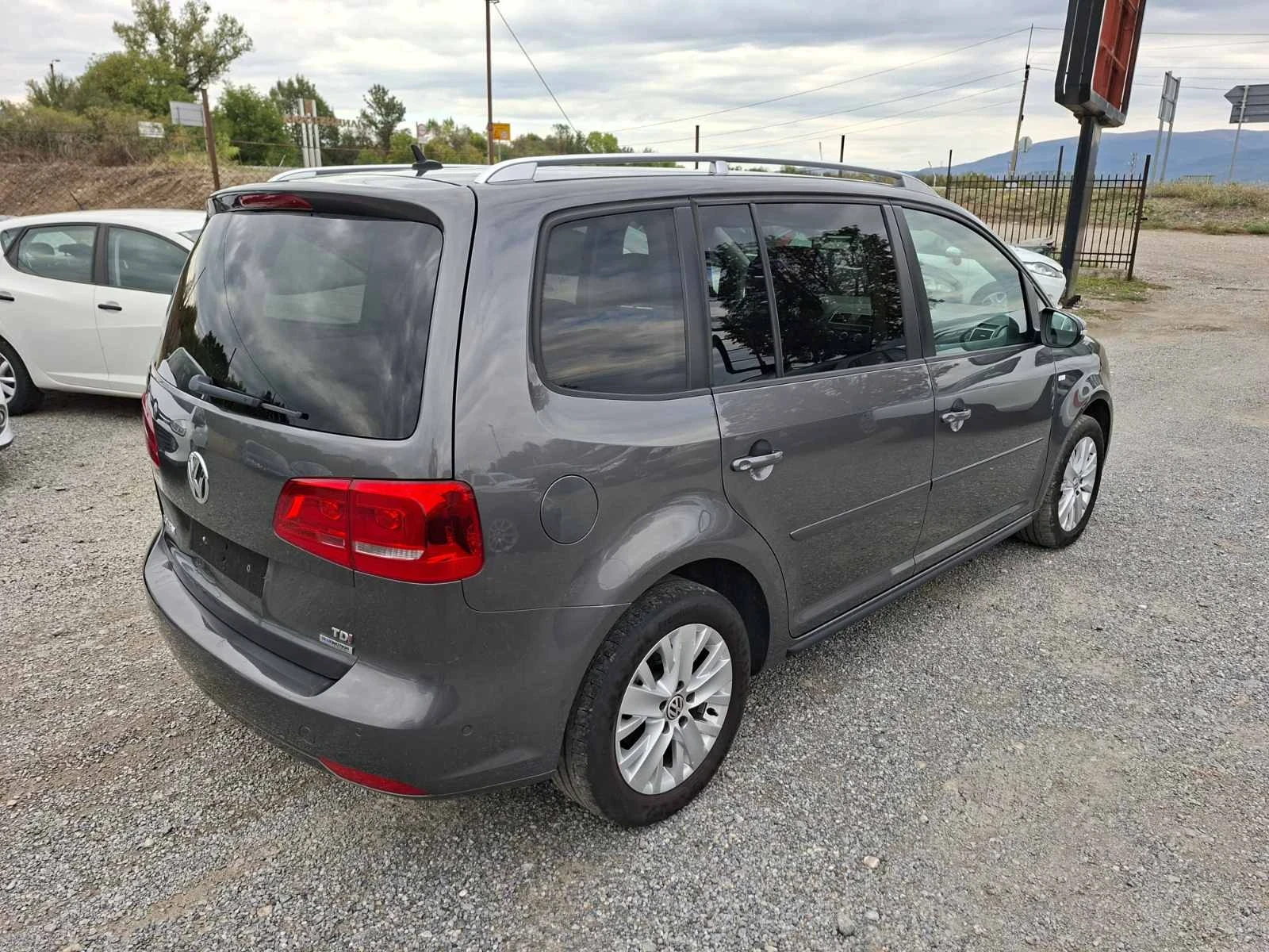 VW Touran 1.6 TDI  | Mobile.bg — изображение 6
