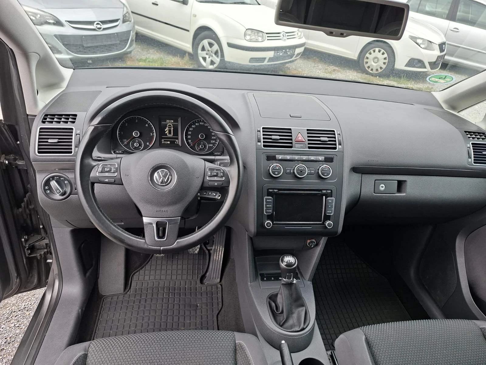 VW Touran 1.6 TDI  | Mobile.bg — изображение 12
