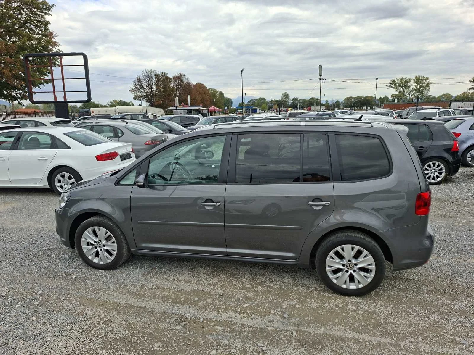 VW Touran 1.6 TDI  | Mobile.bg — изображение 4