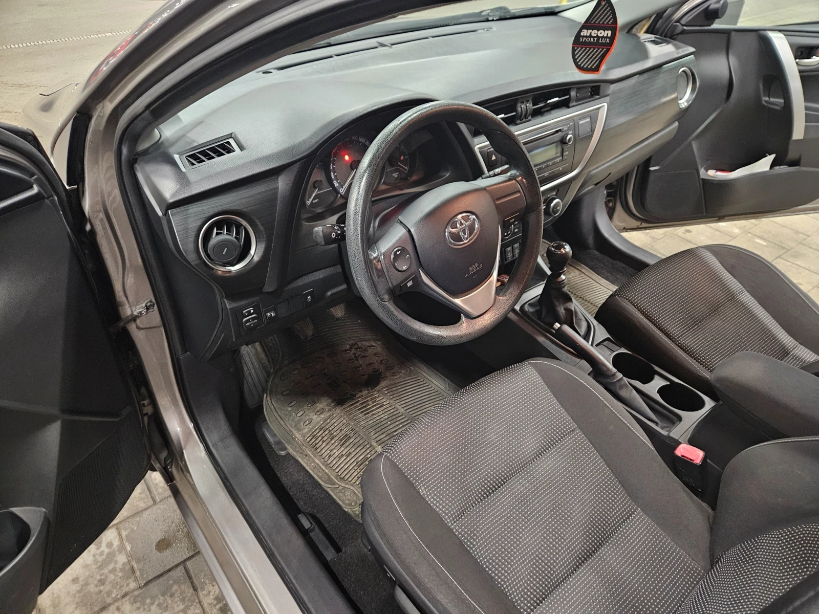 Toyota Auris 1.4 d4d, снимка 9 - Автомобили и джипове - 54084529