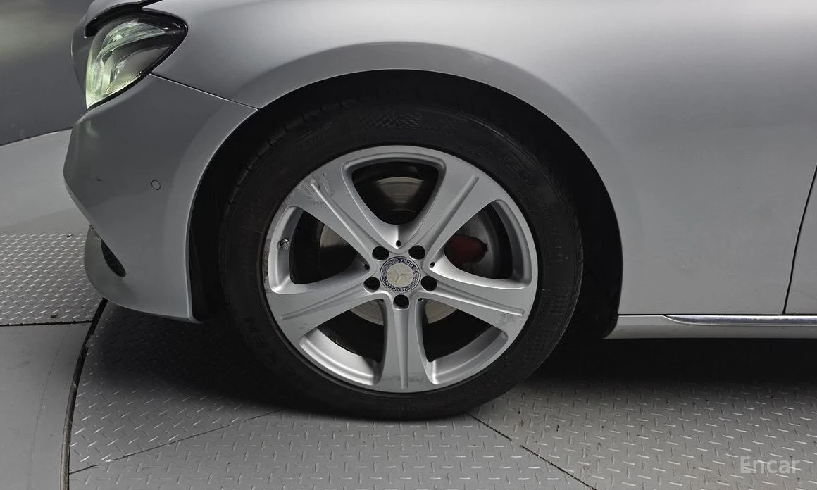 Mercedes-Benz E 220, снимка 5 - Автомобили и джипове - 54407878