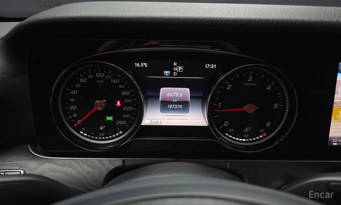 Mercedes-Benz E 220, снимка 8 - Автомобили и джипове - 54407878