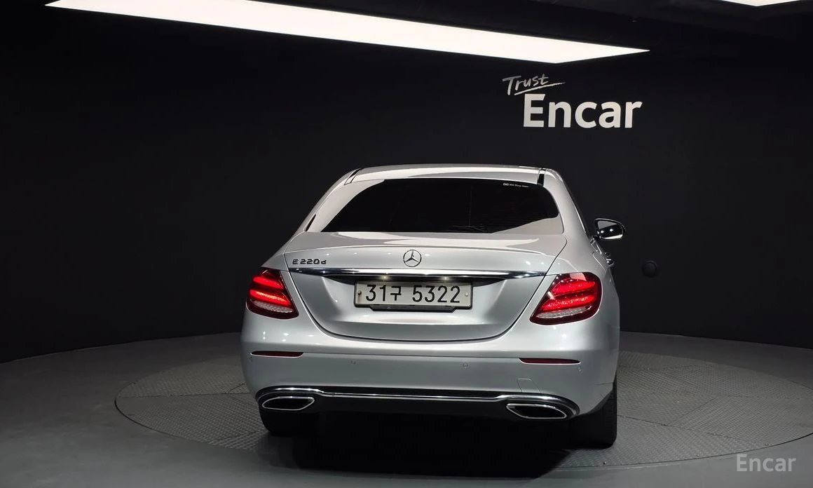 Mercedes-Benz E 220, снимка 4 - Автомобили и джипове - 54407878