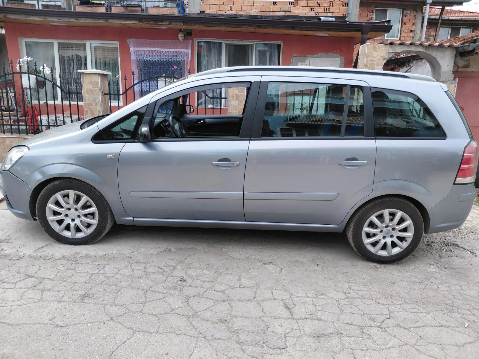 Opel Zafira 1.9cdti, снимка 3 - Автомобили и джипове - 55212358