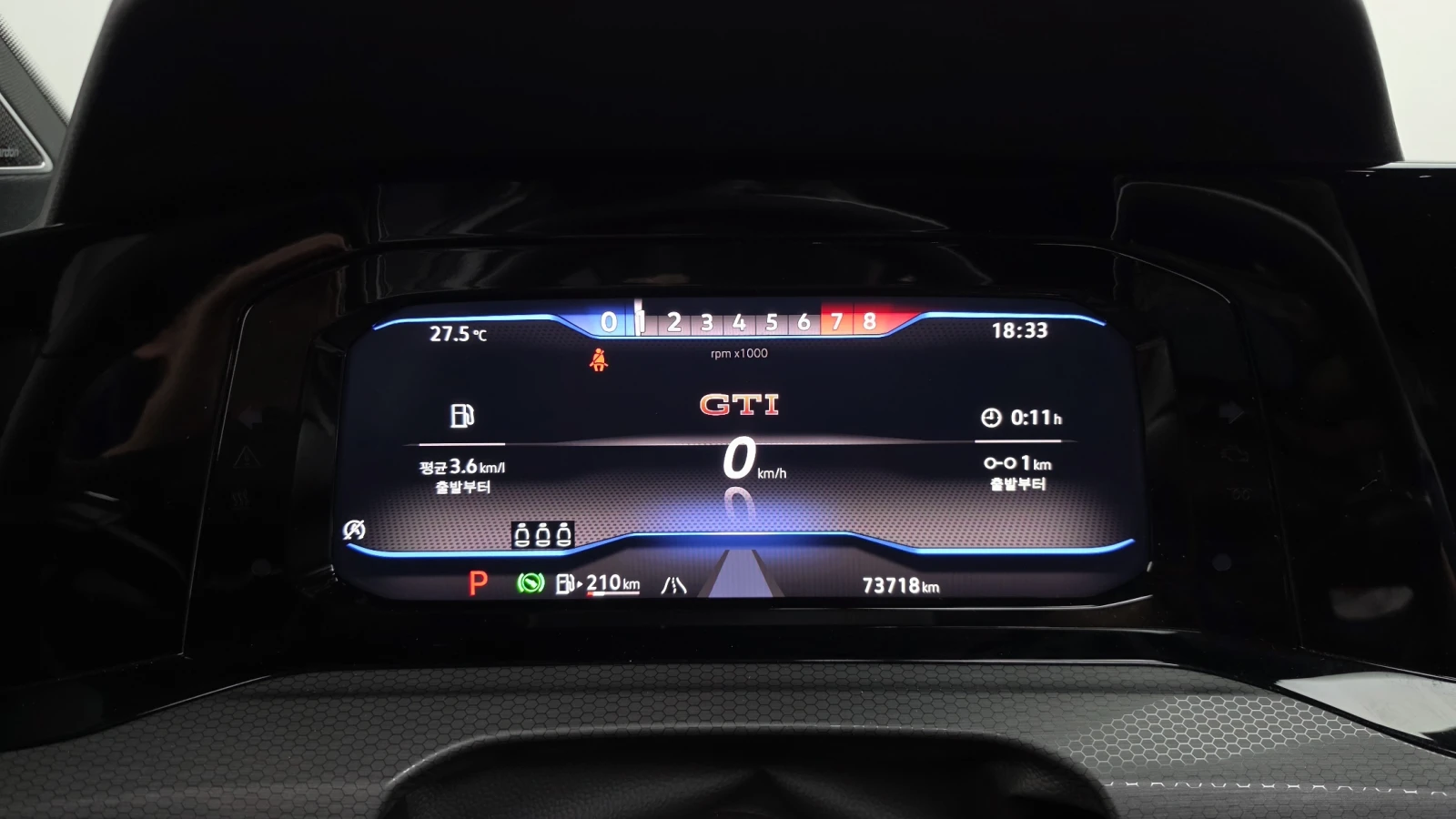 VW Golf 2.0 GTI* BLIND SPOT* HUD* ПОДГРЕВ ВОЛАН* ЛЮК* КРАЙ, снимка 8 - Автомобили и джипове - 55983936
