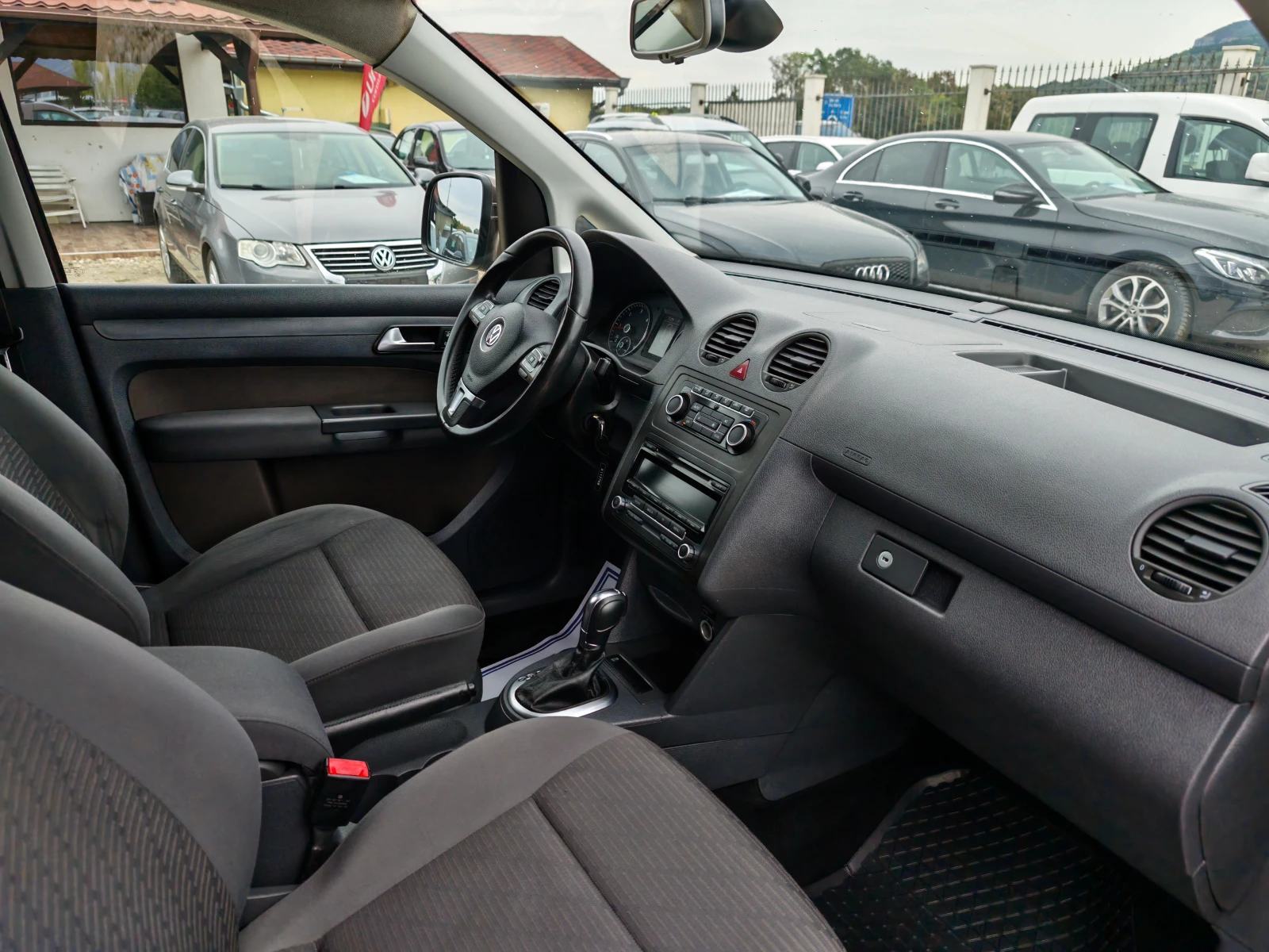 VW Caddy 2.0 дизел 4х4 Автомат, снимка 14 - Автомобили и джипове - 56230689