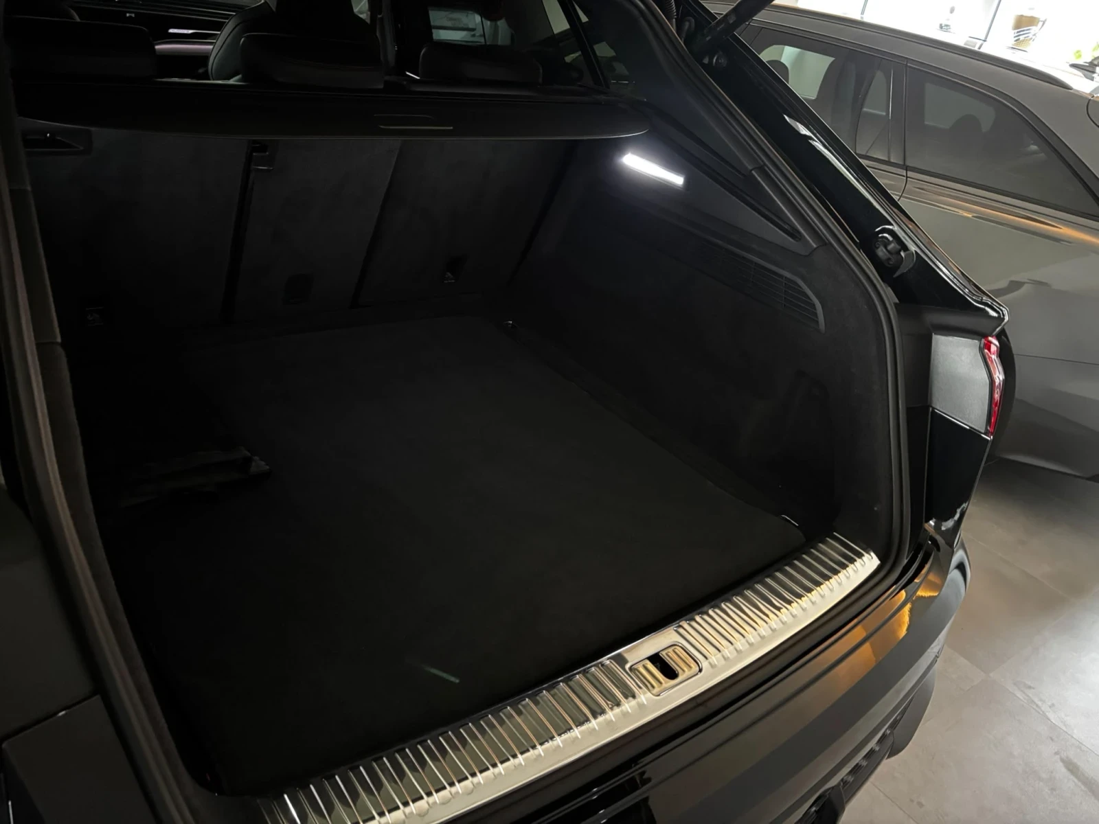 Audi RSQ8 Performance Matrix Keramik, снимка 13 - Автомобили и джипове - 55636711