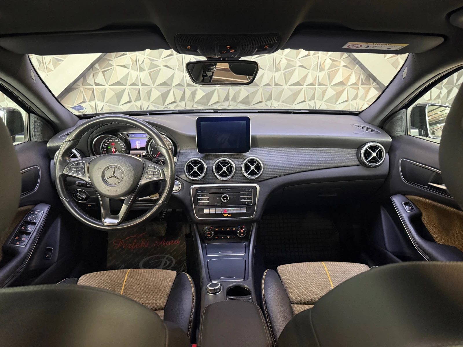 Mercedes-Benz GLA 200 d * КАМЕРА * , снимка 6 - Автомобили и джипове - 55681535