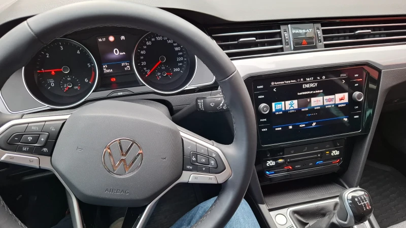 VW Passat 2.0 TDI, снимка 2 - Автомобили и джипове - 52325942