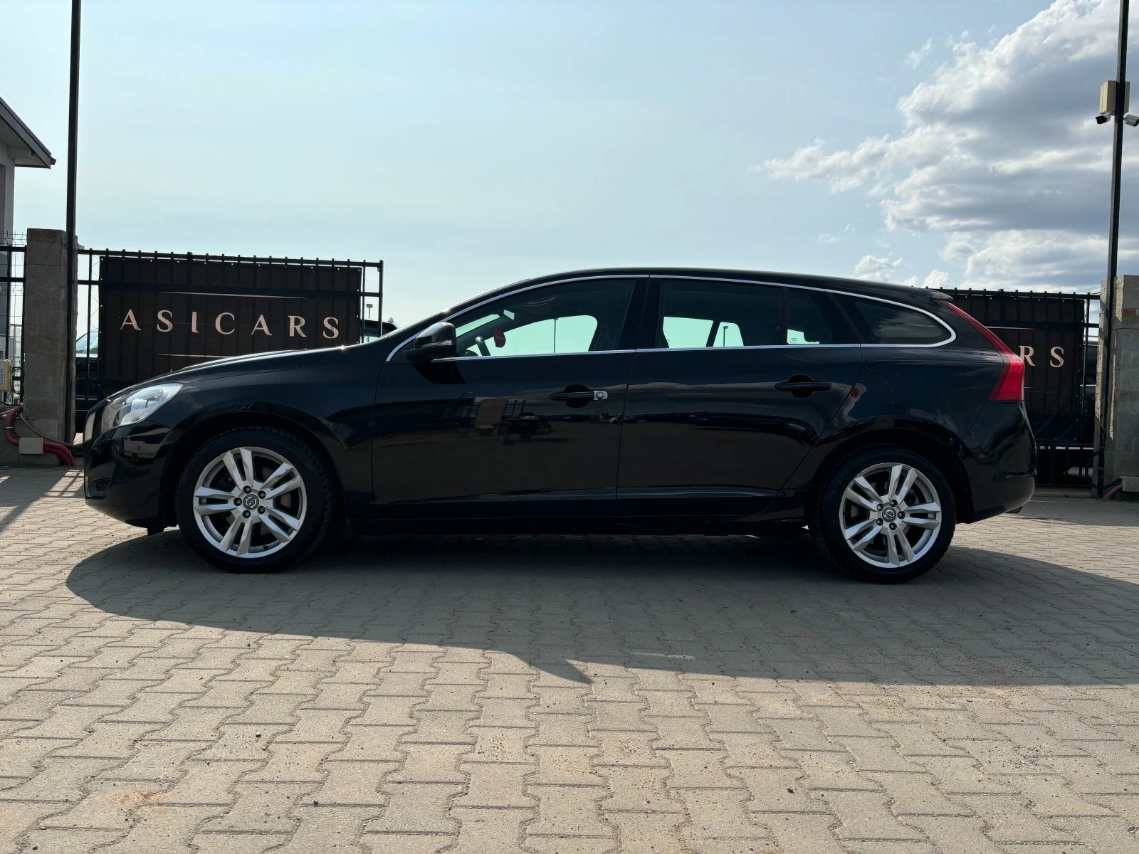 Volvo V60 1.6D AUTOMATIC EURO 5B - изображение 2