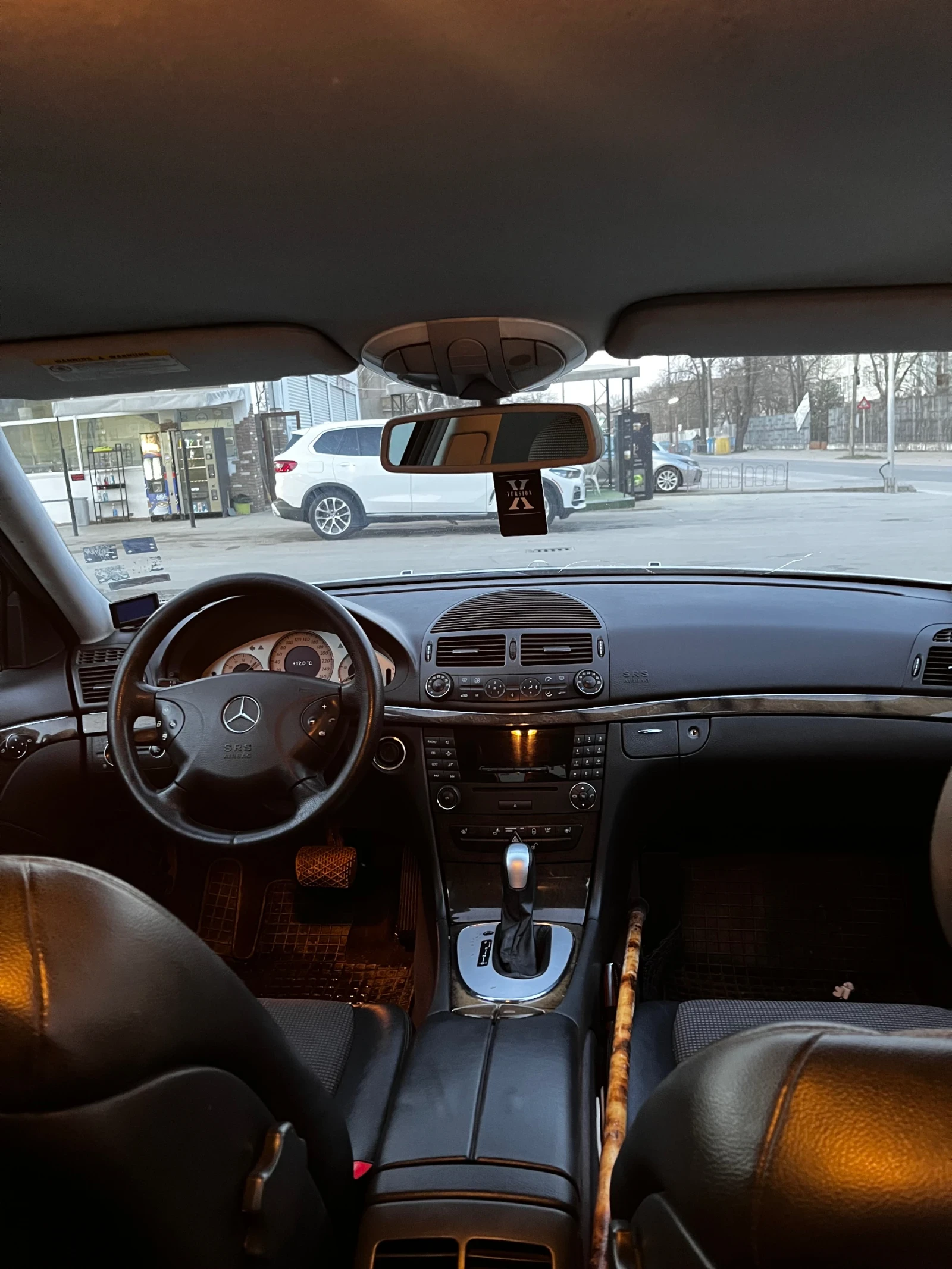 Mercedes-Benz E 220, снимка 5 - Автомобили и джипове - 54077520