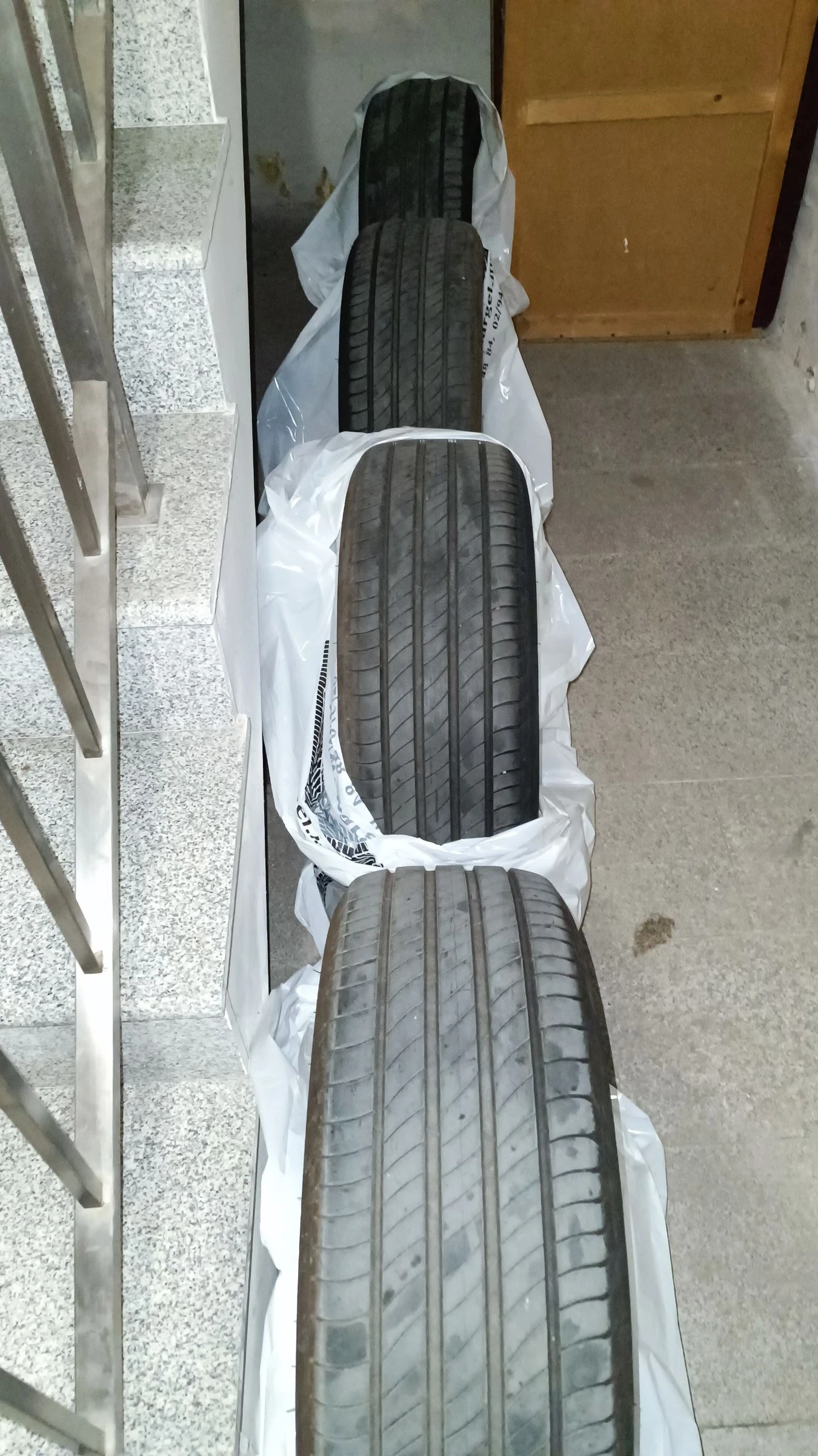 Гуми Летни 215/55R17, снимка 2 - Гуми и джанти - 54043657