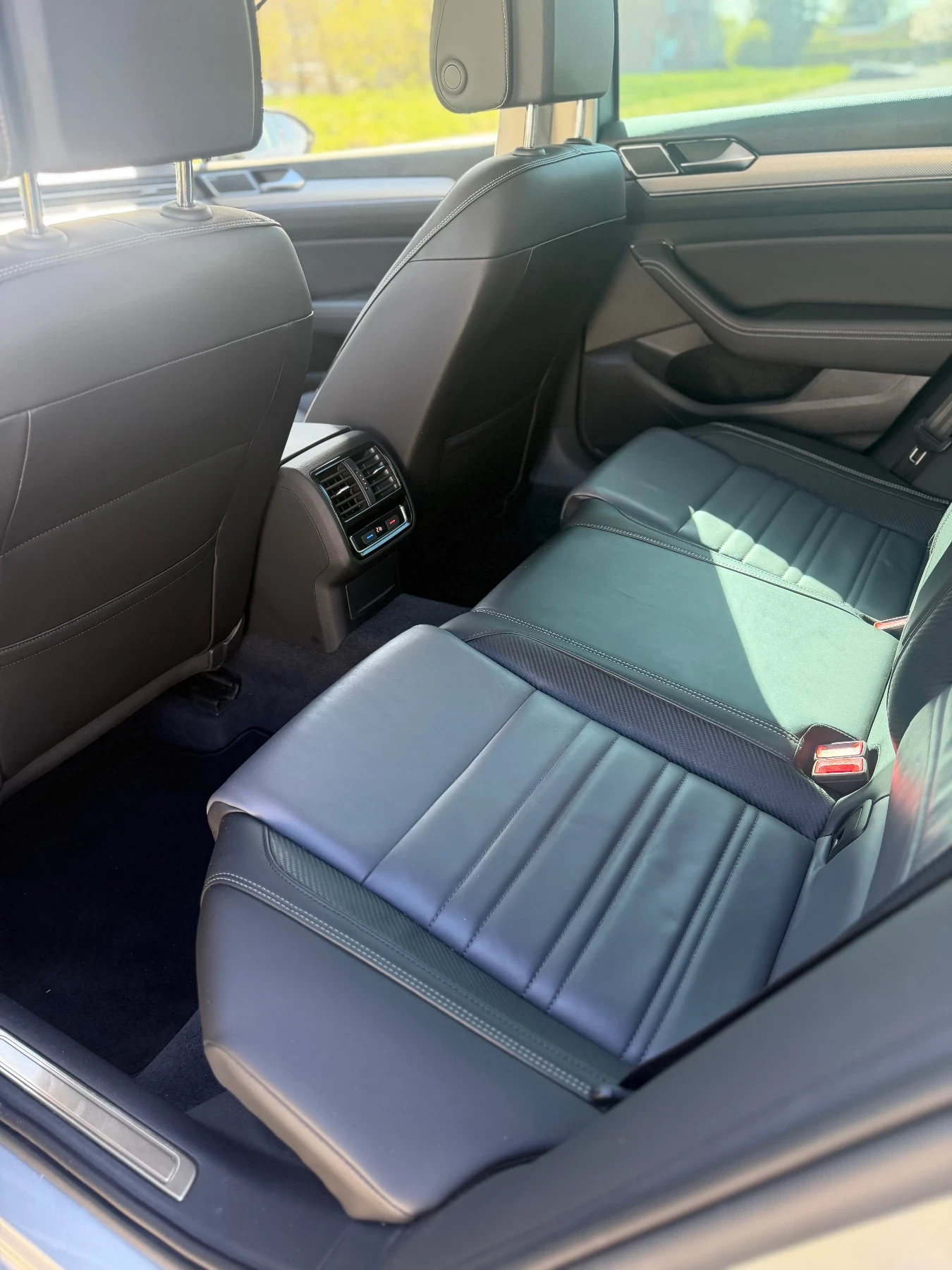 VW Passat 2.0 4х4 190кс Rline 360camera HeadUp Digital Памет, снимка 12 - Автомобили и джипове - 54409582