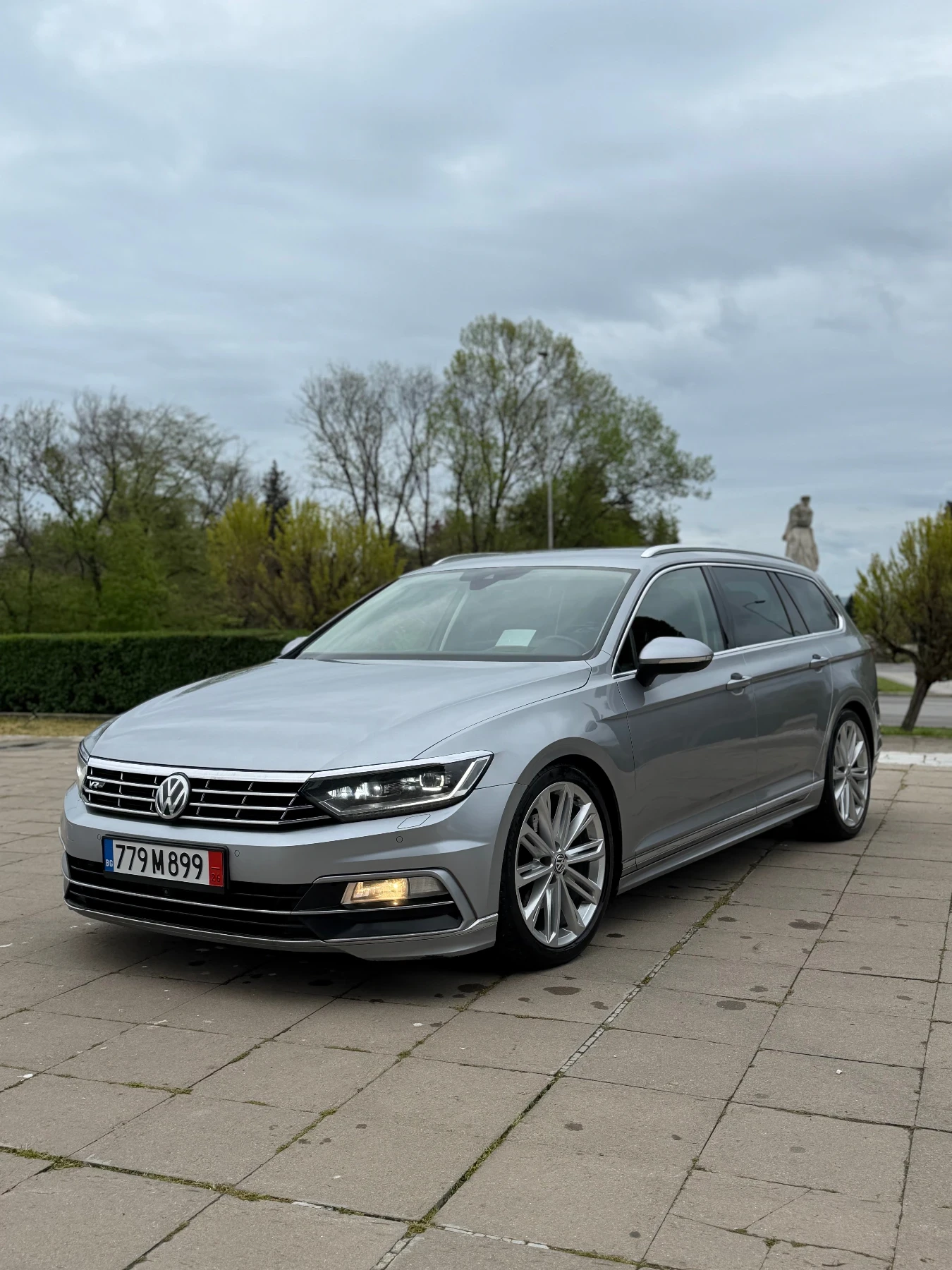 VW Passat 2.0 4х4 190кс Rline 360camera HeadUp Digital Памет, снимка 2 - Автомобили и джипове - 54409582
