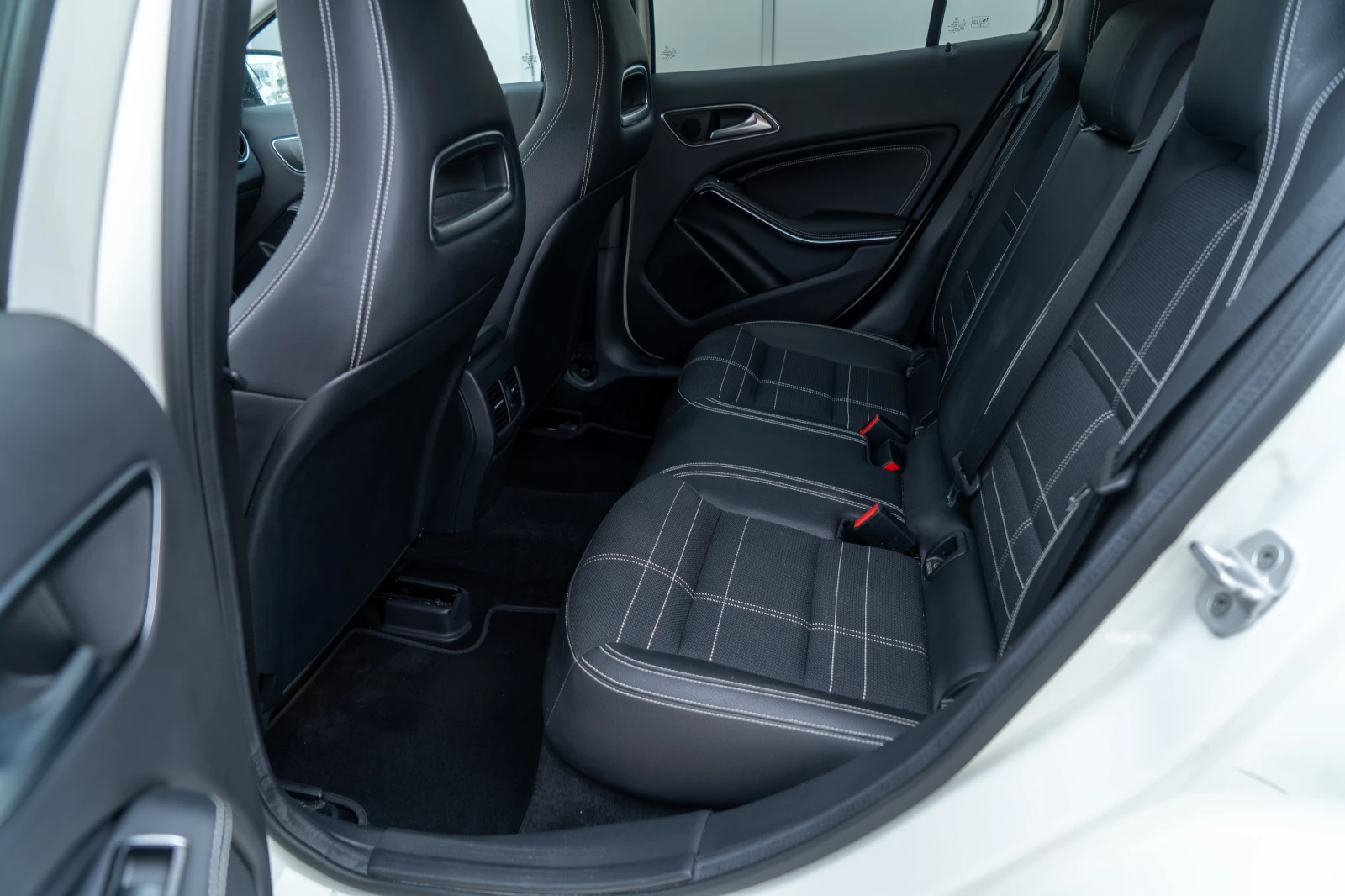 Mercedes-Benz GLA 220 2.2CDI AMG Shadow Line 177 кс Carplay Keyless GO, снимка 13 - Автомобили и джипове - 54235342