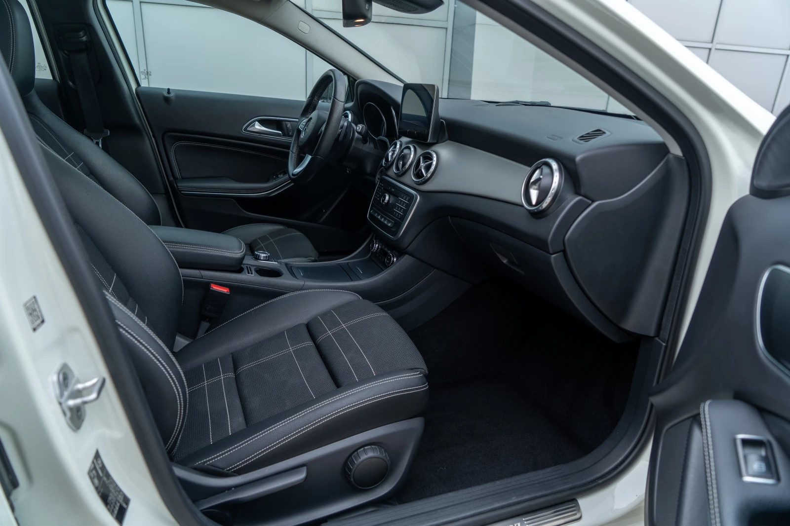 Mercedes-Benz GLA 220 2.2CDI AMG Shadow Line 177 кс Carplay Keyless GO, снимка 12 - Автомобили и джипове - 54235342