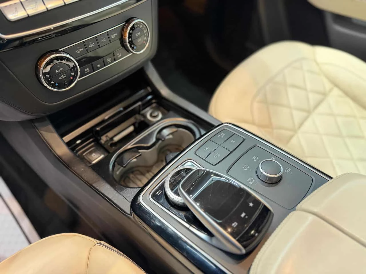 Mercedes-Benz GLE * 550* DESIGNO INTERIOR* АМГ ПАКЕТ* ВЪЗДУХ, снимка 10 - Автомобили и джипове - 55429875
