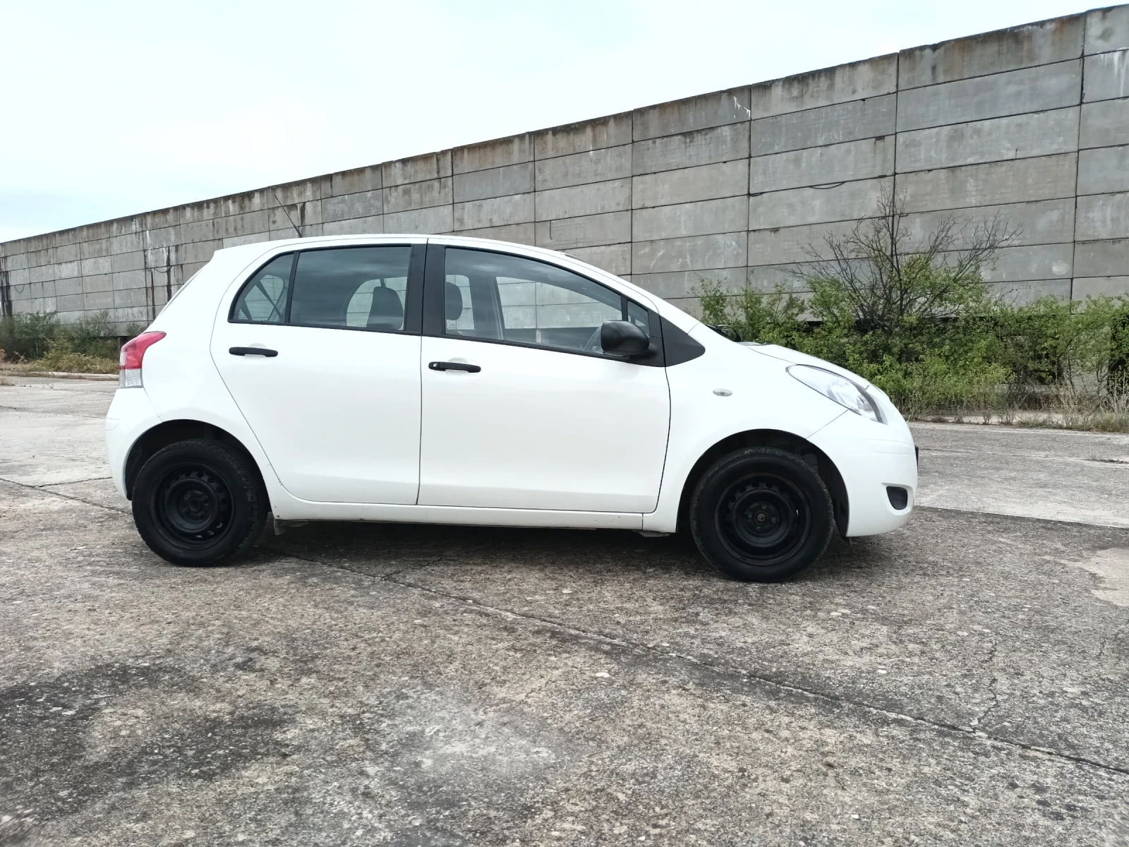 Toyota Yaris 1.0 - изображение 3