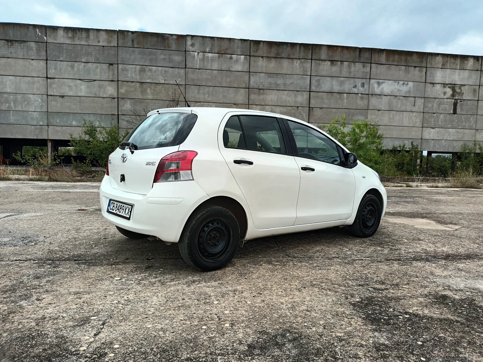 Toyota Yaris 1.0 - изображение 4