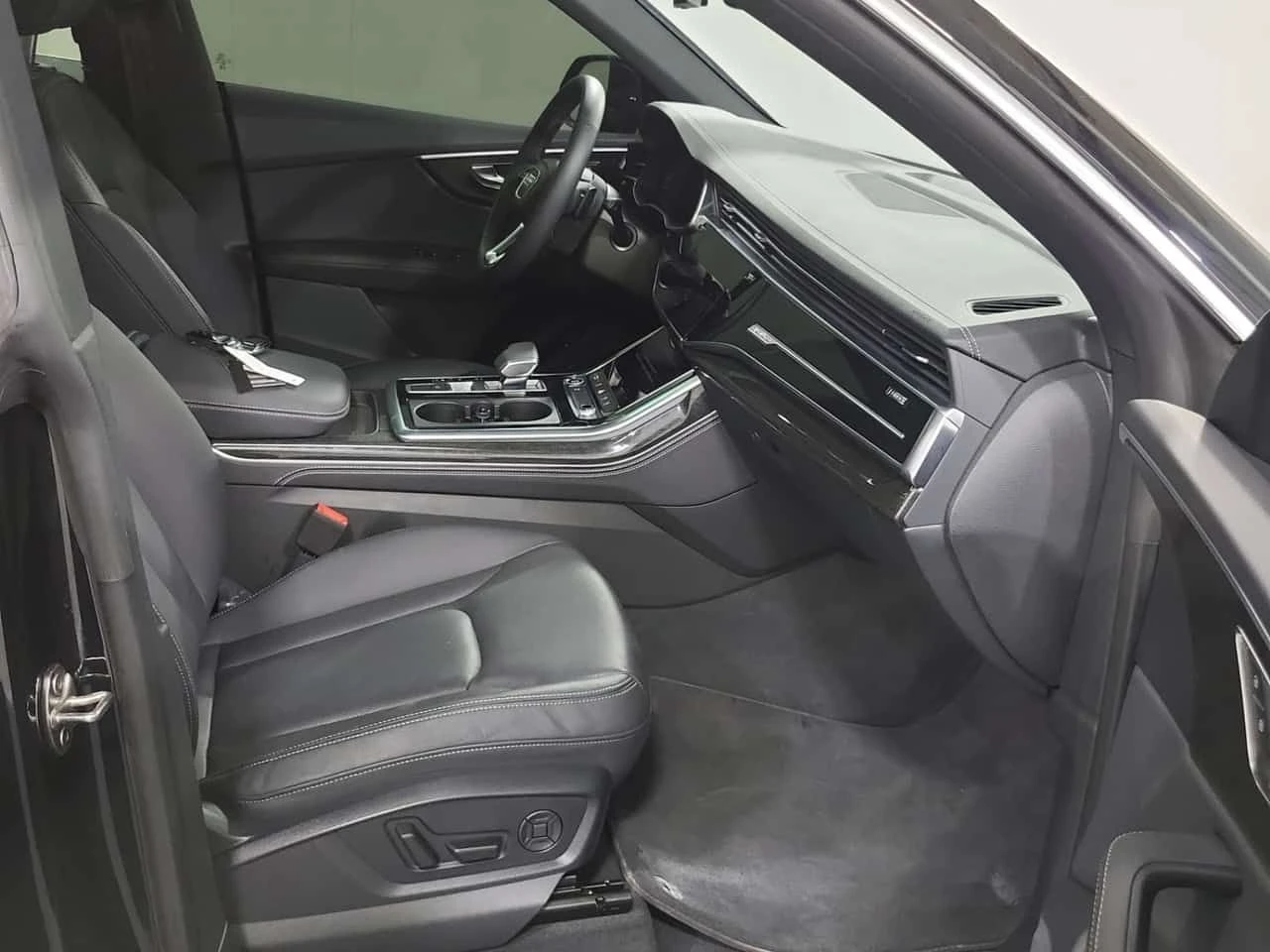 Audi Q8 * Progressiv * CARFAX * DISTRONIC * 360 * 2 КЛЮЧА , снимка 15 - Автомобили и джипове - 54813475
