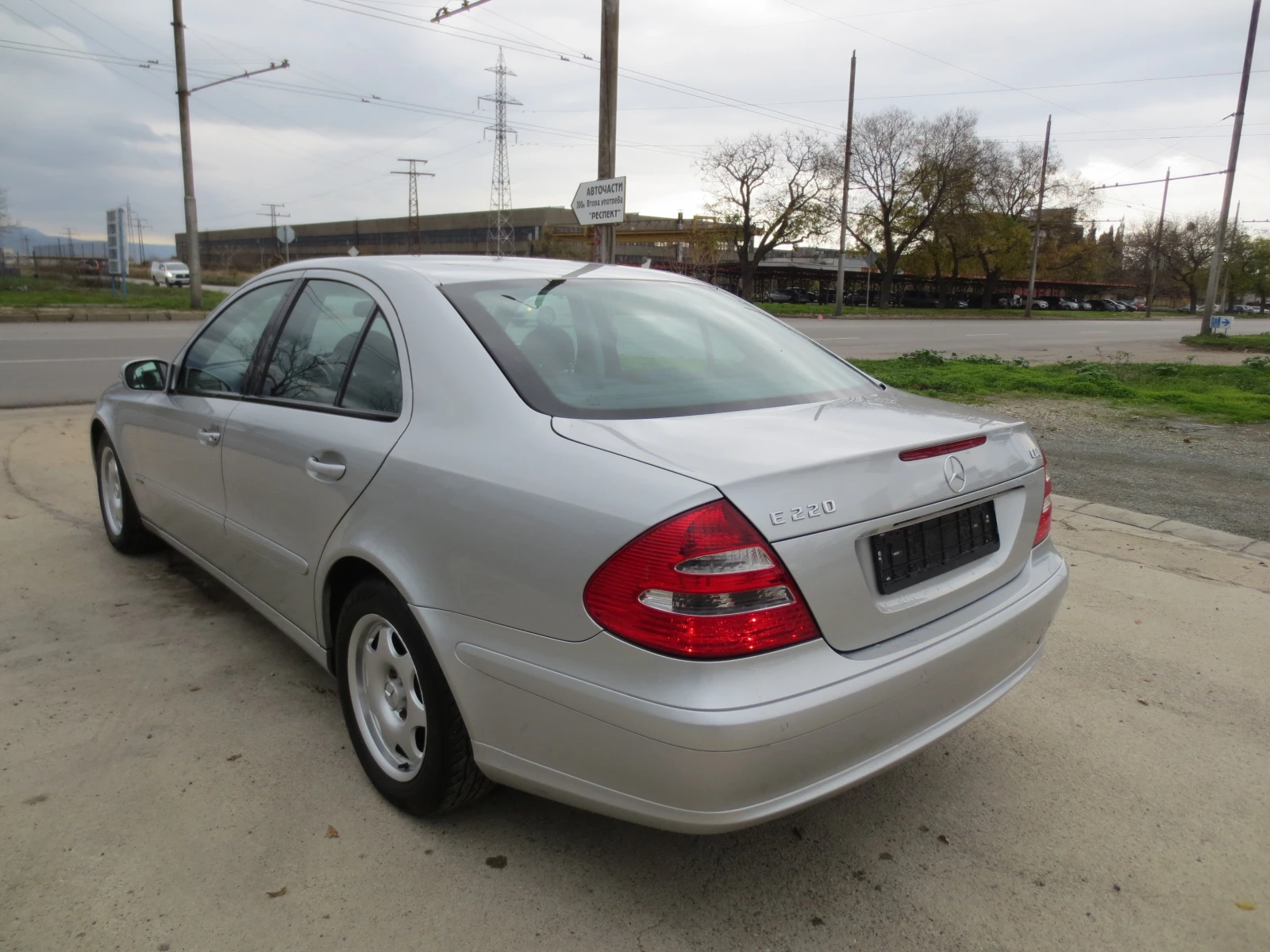 Mercedes-Benz E 220 УНИКАЛНО СЪТОЯНИЕ - изображение 7
