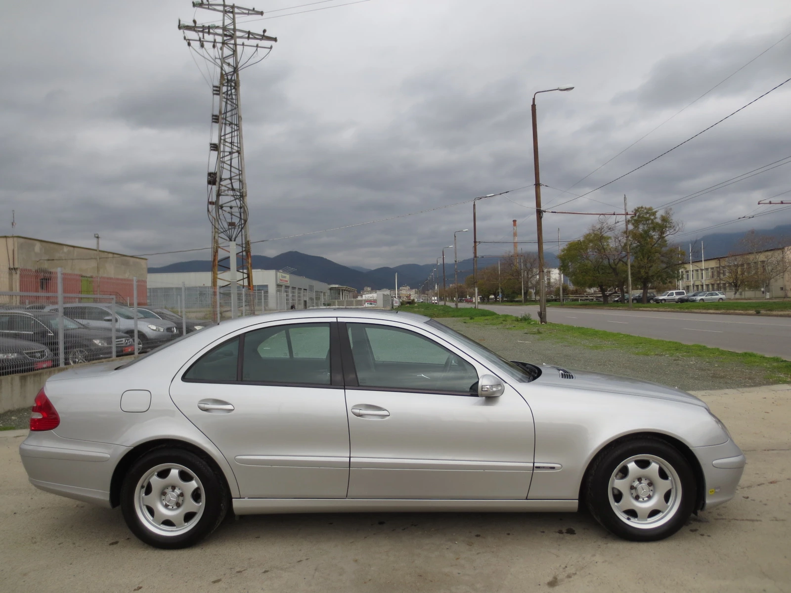 Mercedes-Benz E 220 УНИКАЛНО СЪТОЯНИЕ - изображение 4