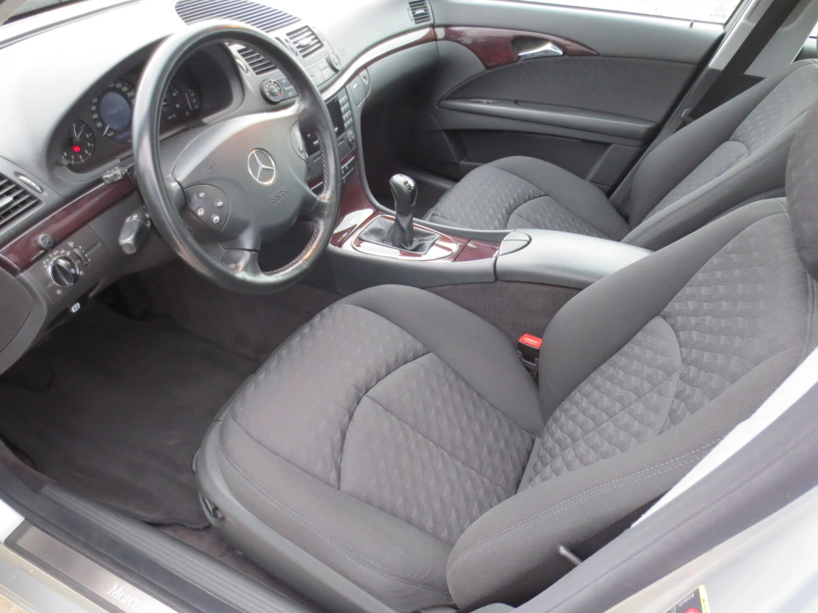 Mercedes-Benz E 220 УНИКАЛНО СЪТОЯНИЕ - изображение 9