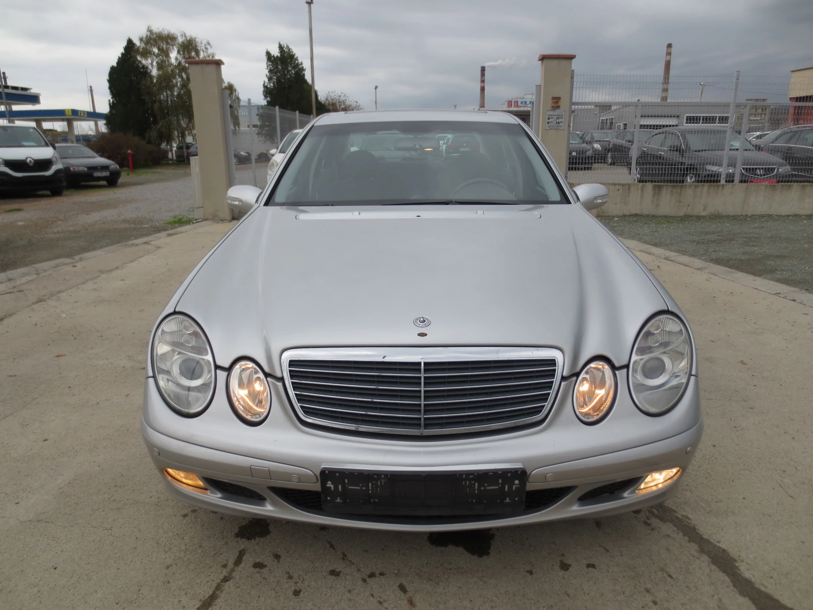 Mercedes-Benz E 220 УНИКАЛНО СЪТОЯНИЕ - изображение 2