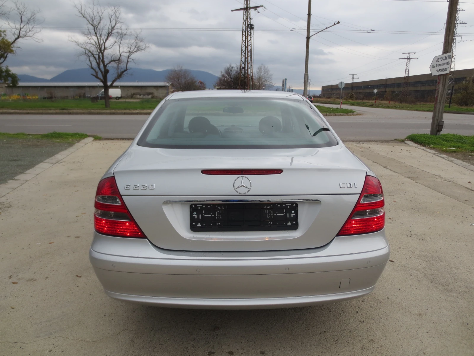 Mercedes-Benz E 220 УНИКАЛНО СЪТОЯНИЕ - изображение 6