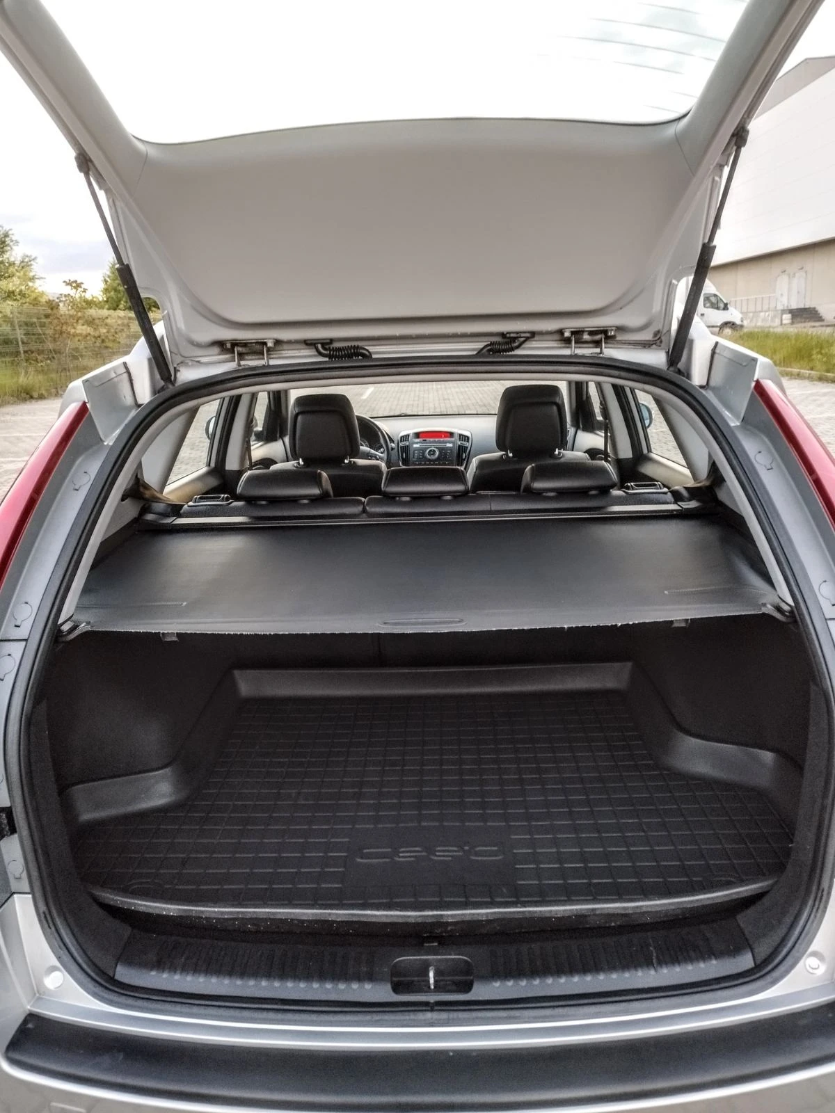 Kia Ceed 1.6 CRDI | КОЖА | ПОДГРЕВ | ВСИЧКИ ЕКСТРИ | , снимка 16 - Автомобили и джипове - 54607166
