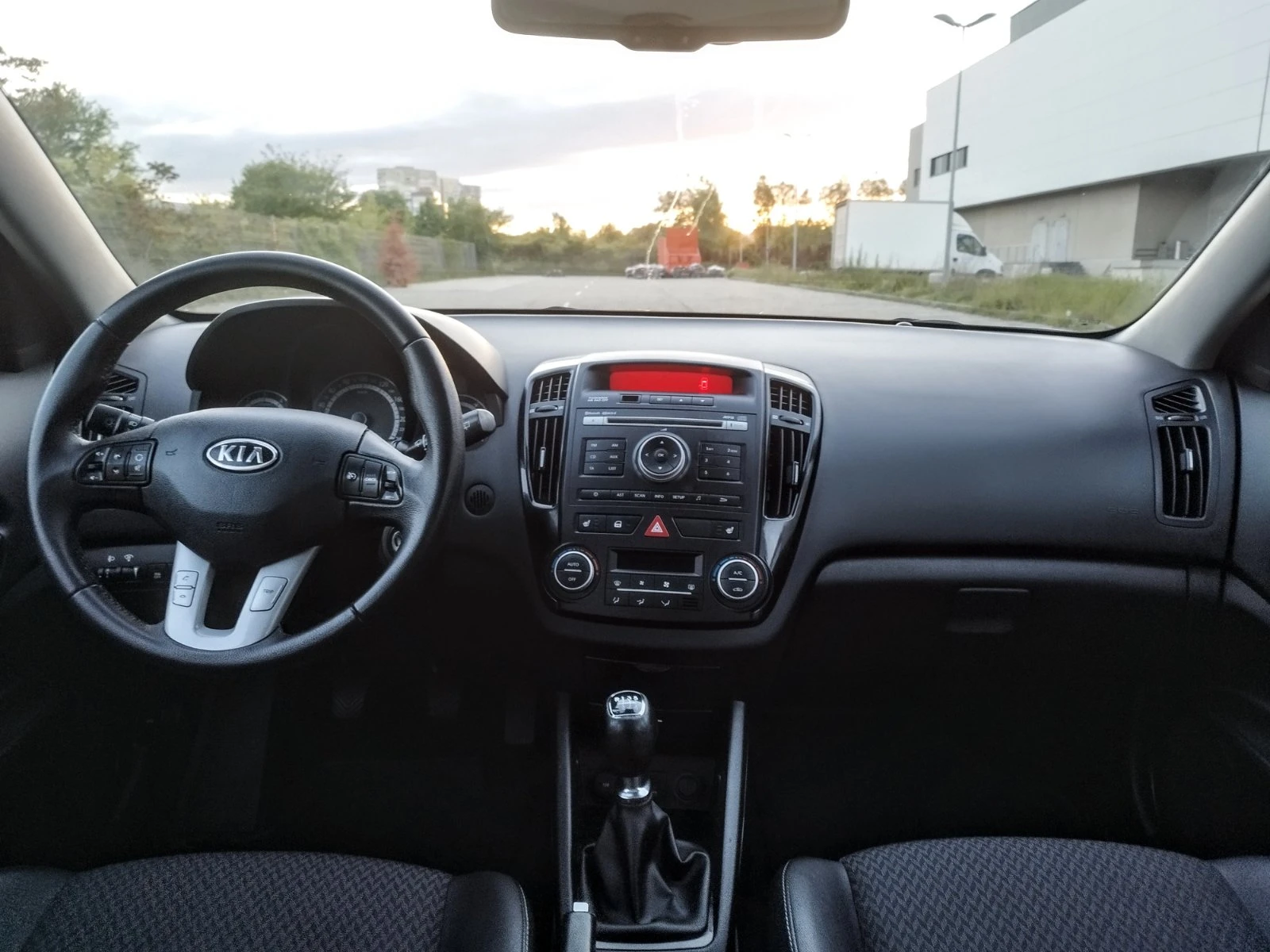 Kia Ceed 1.6 CRDI | КОЖА | ПОДГРЕВ | ВСИЧКИ ЕКСТРИ | , снимка 14 - Автомобили и джипове - 54607166