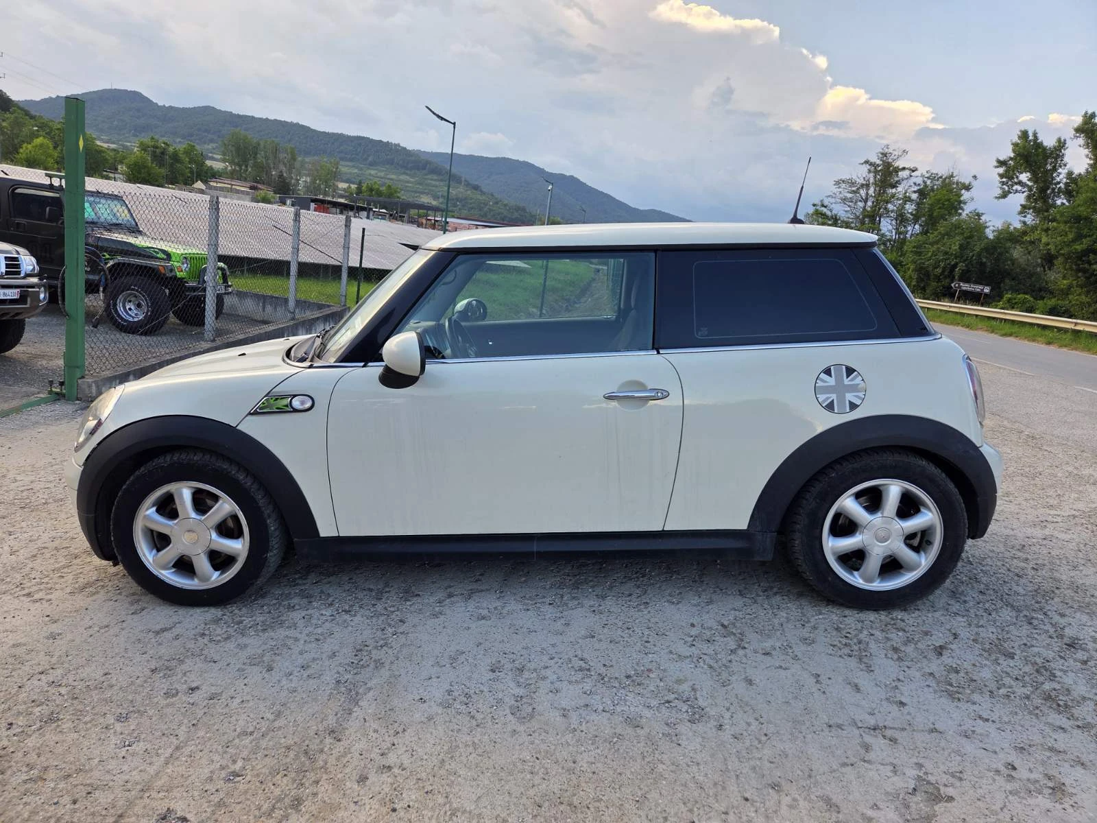 Mini Cooper 1, 4 ГАЗ/БЕНЗИН, КЛИМАТИК, ШВЕЙЦАРИЯ, снимка 6 - Автомобили и джипове - 55017016