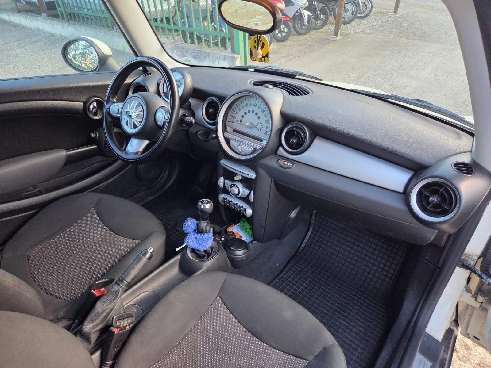 Mini Cooper 1, 4 ГАЗ/БЕНЗИН, КЛИМАТИК, ШВЕЙЦАРИЯ, снимка 10 - Автомобили и джипове - 55017016