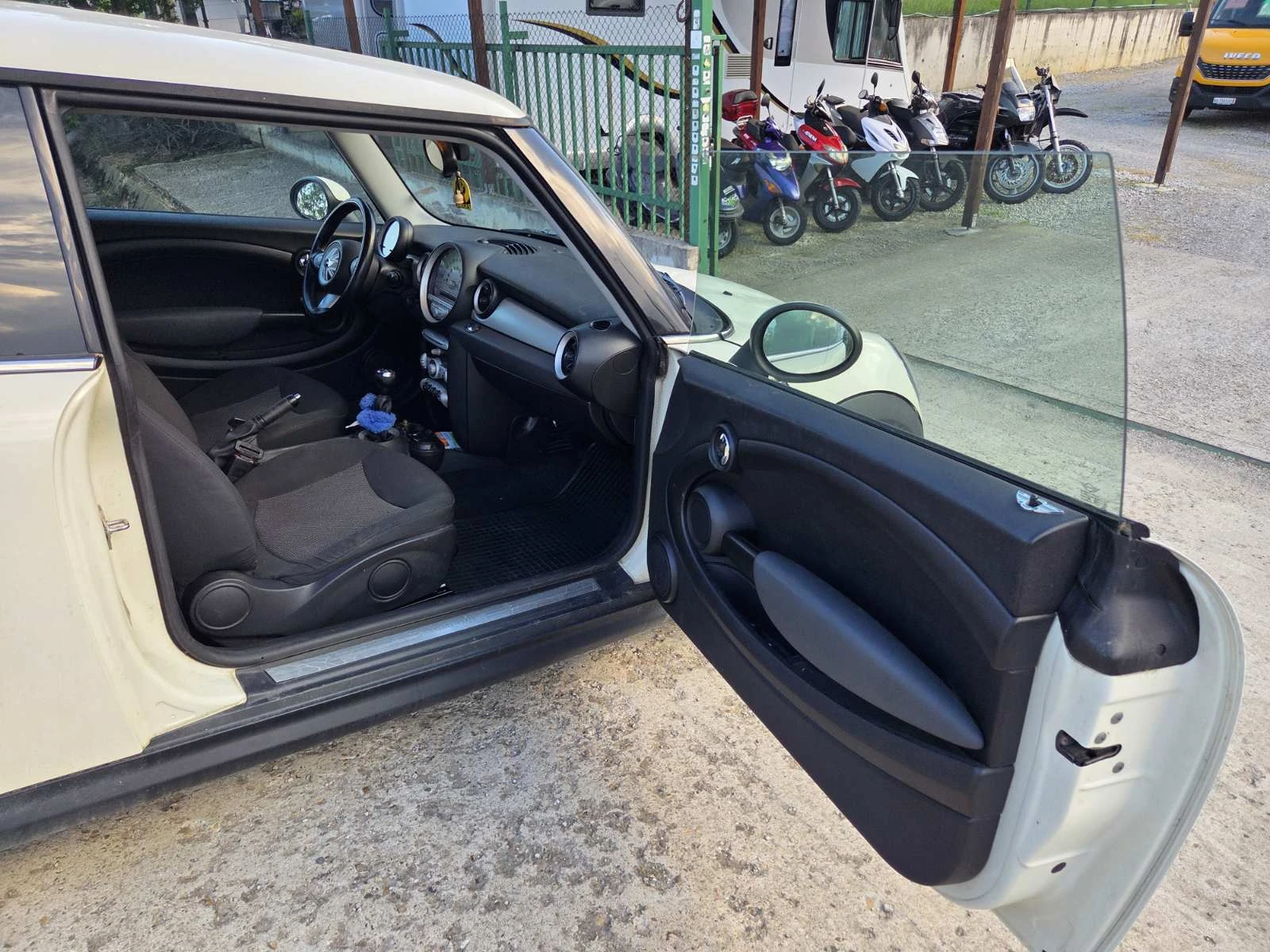 Mini Cooper 1, 4 ГАЗ/БЕНЗИН, КЛИМАТИК, ШВЕЙЦАРИЯ, снимка 9 - Автомобили и джипове - 55017016