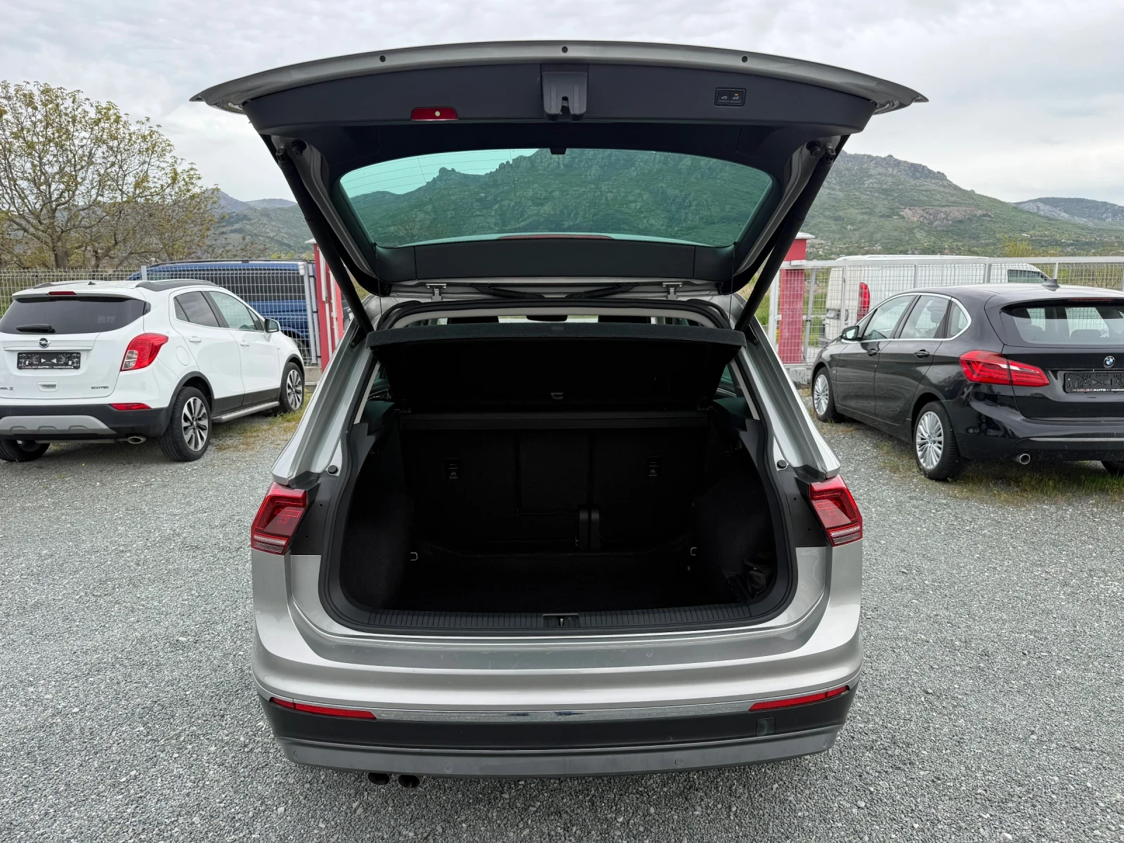 VW Tiguan (КАТО НОВА)^(4х4), снимка 13 - Автомобили и джипове - 53921750