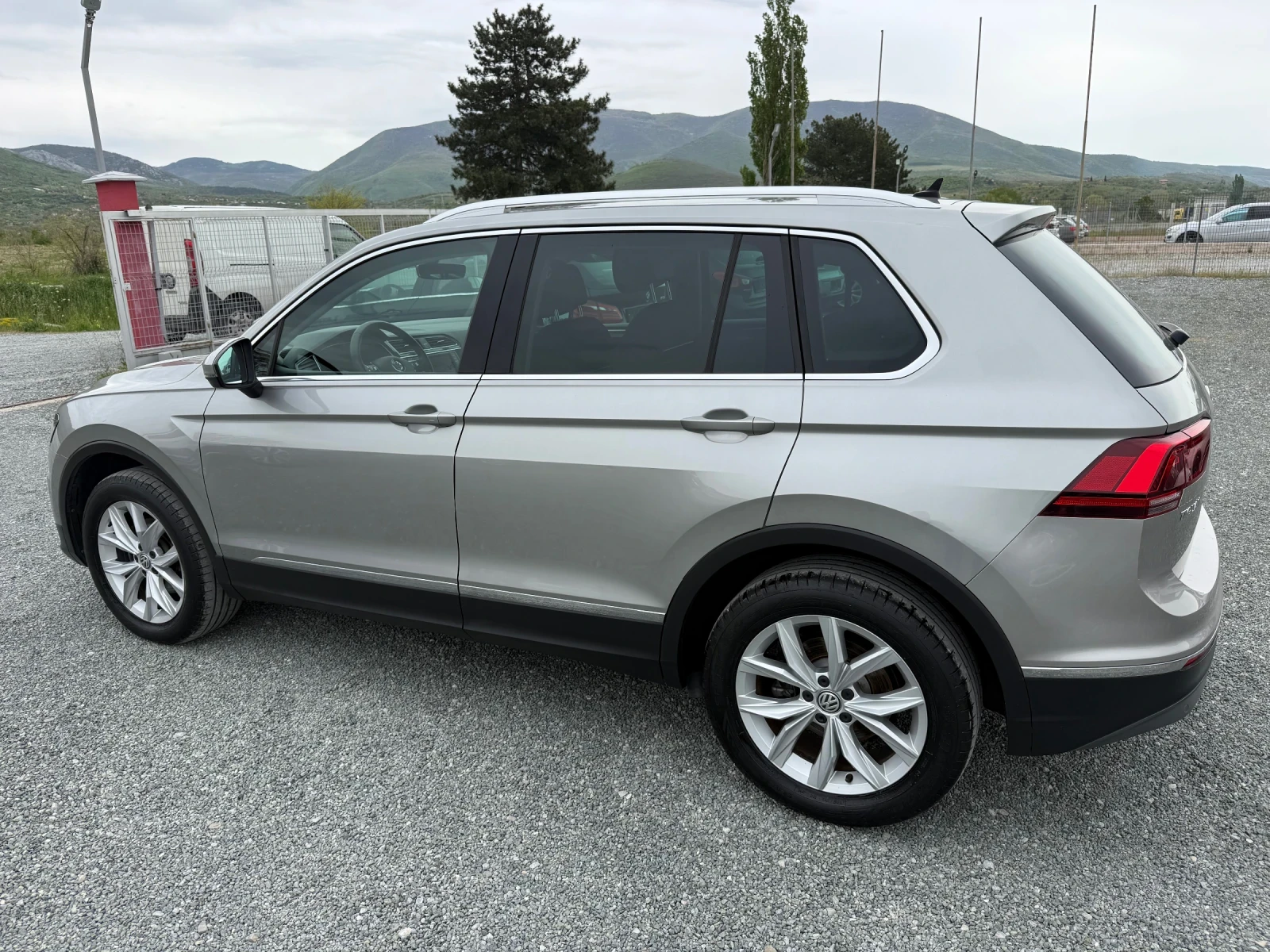 VW Tiguan (КАТО НОВА)^(4х4), снимка 9 - Автомобили и джипове - 53921750
