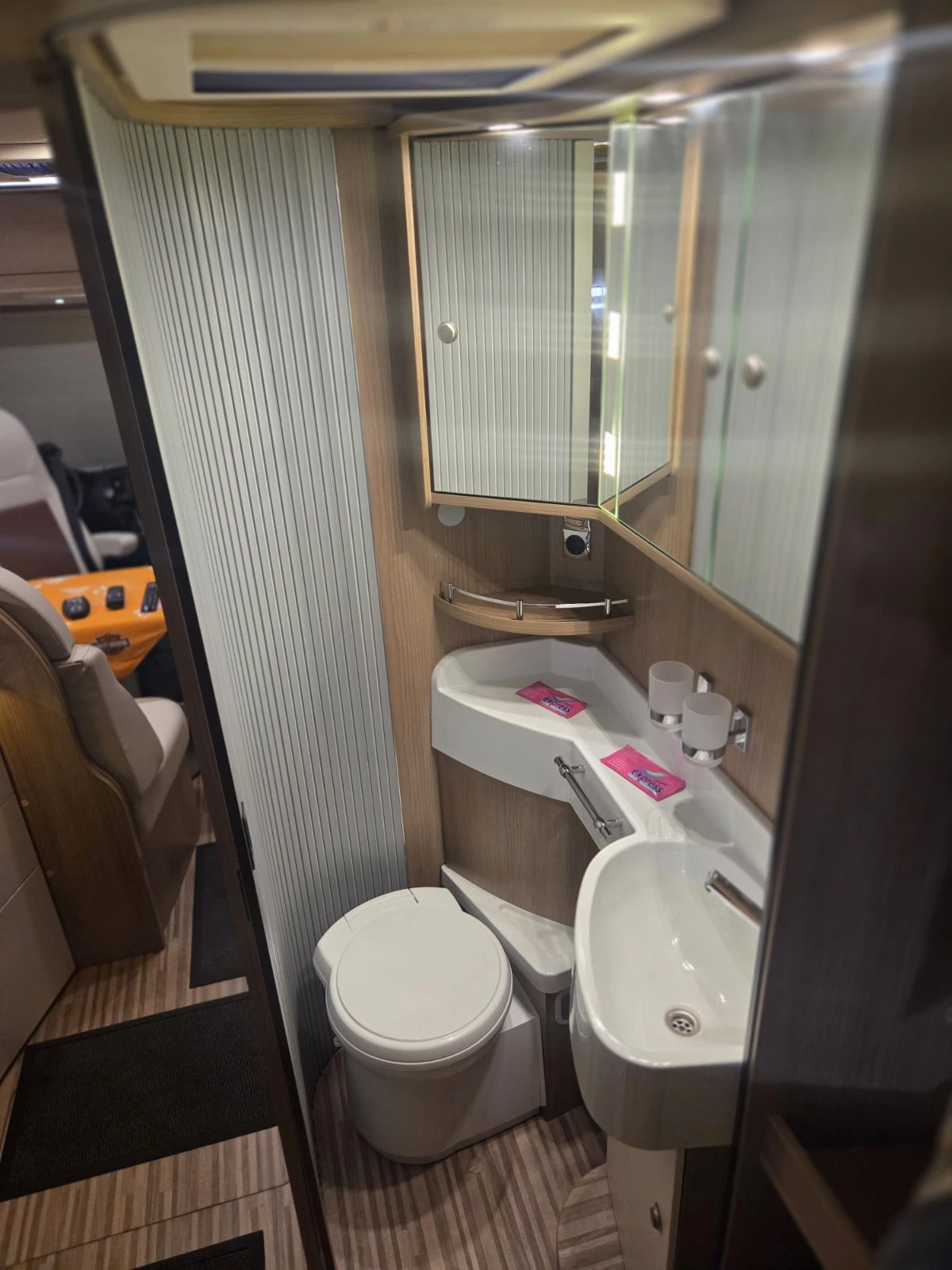 Кемпер Carthago   ДО 3, 5Т. ШВЕЙЦАРИЯ СОЛАР ХИДРАВЛИКА 19000км, снимка 10 - Каравани и кемпери - 38292078