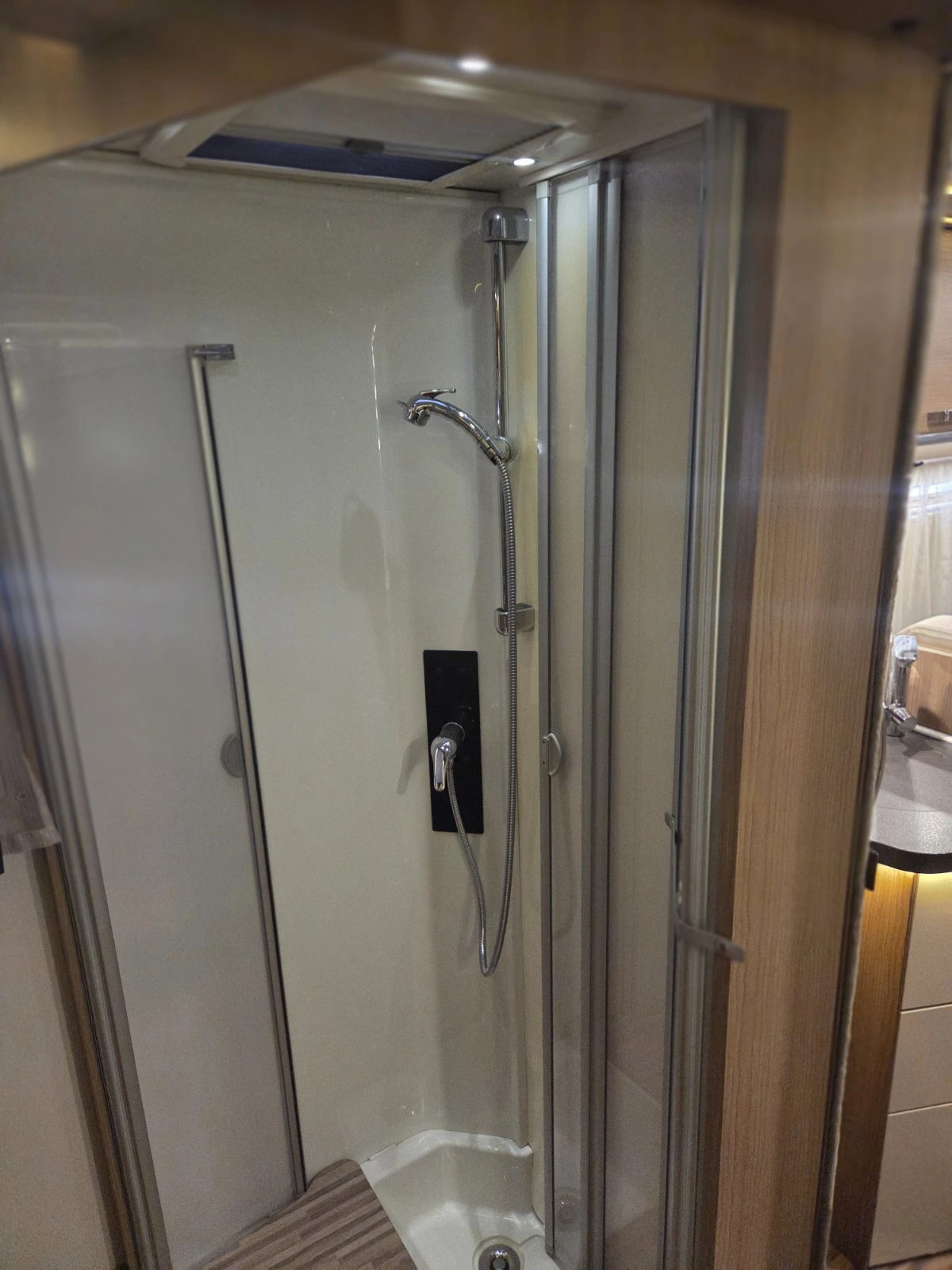 Кемпер Carthago   ДО 3, 5Т. ШВЕЙЦАРИЯ СОЛАР ХИДРАВЛИКА 19000км, снимка 11 - Каравани и кемпери - 38292078