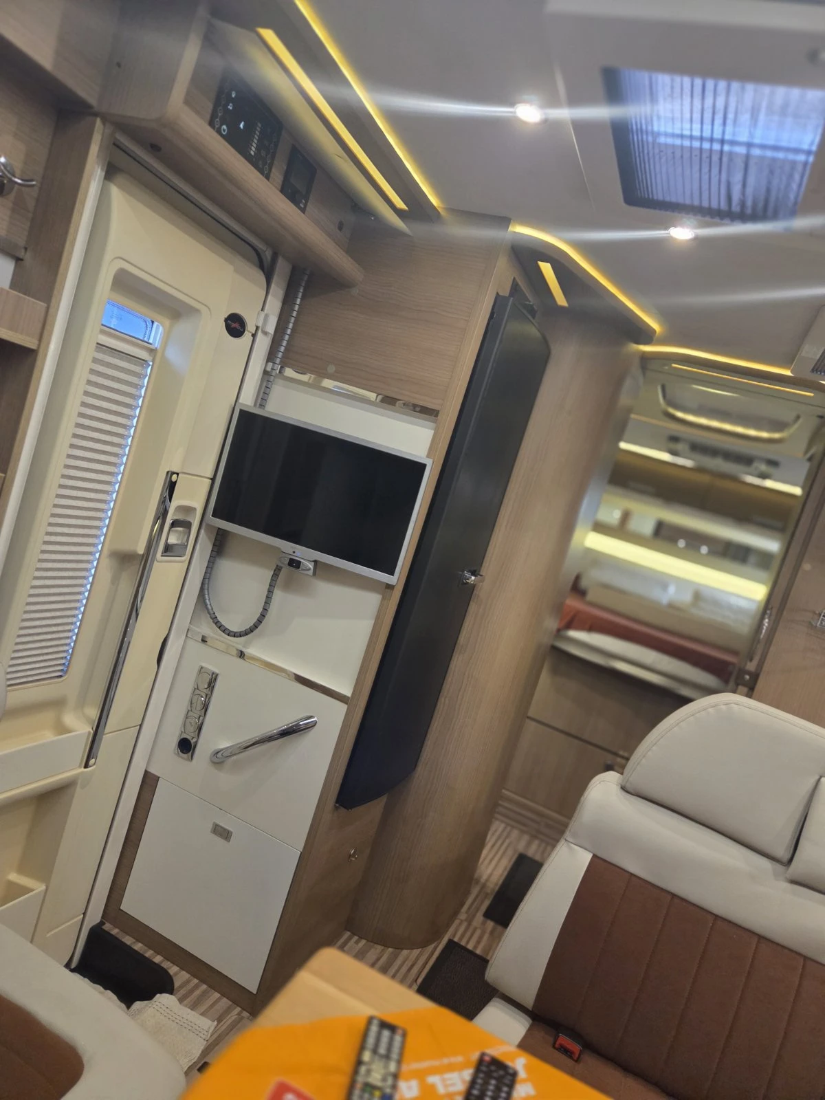 Кемпер Carthago   ДО 3, 5Т. ШВЕЙЦАРИЯ СОЛАР ХИДРАВЛИКА 19000км, снимка 7 - Каравани и кемпери - 38292078